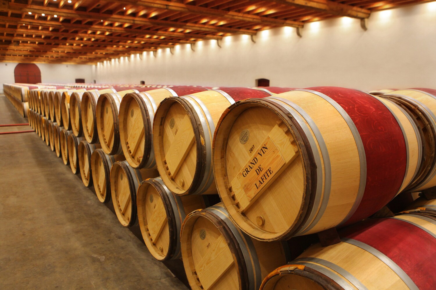 In einem Keller gelagerte Weinfässer aus Eichenholz In einem Keller gelagerte Weinfässer aus Eichenholz