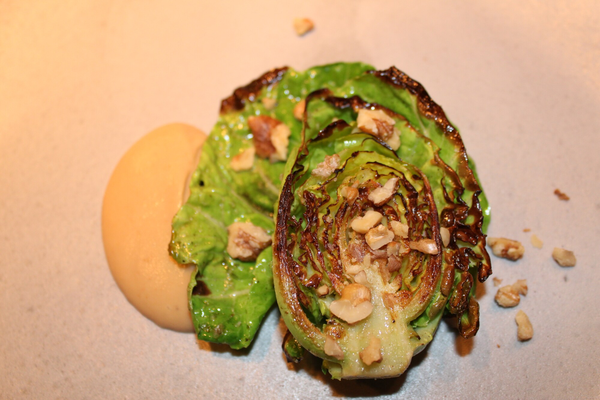 Rosenkohlblüte mit Walnuss auf einem Teller