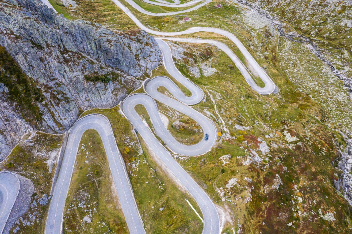 Drohnenansicht des alten Gotthardpasses