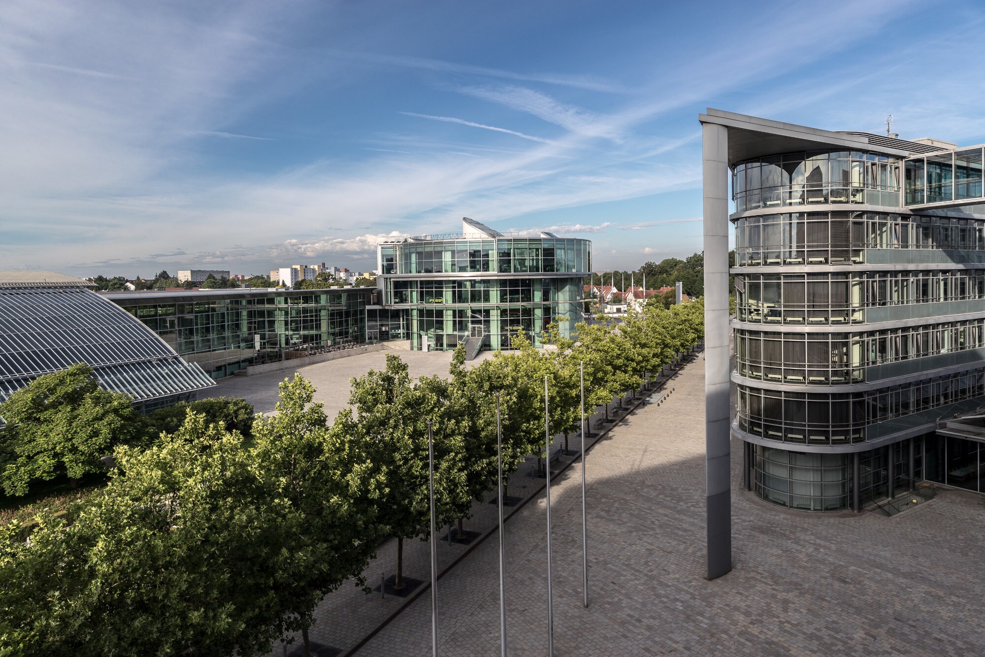 Gelände des Audi Forums mit modernen Gebäudekomplexen