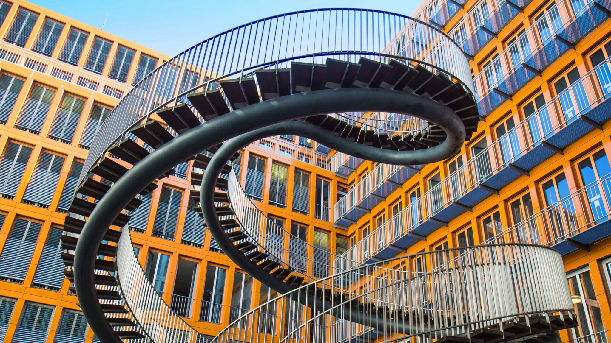 Eine spiralförmige Treppe ohne Anfang oder Ende, ein Kunstwerk von Ólafur Eliasson, im Innenhof des KPMG-Gebäudes in München. Eine spiralförmige Treppe ohne Anfang oder Ende, ein Kunstwerk von Ólafur Eliasson, im Innenhof des KPMG-Gebäudes in München.