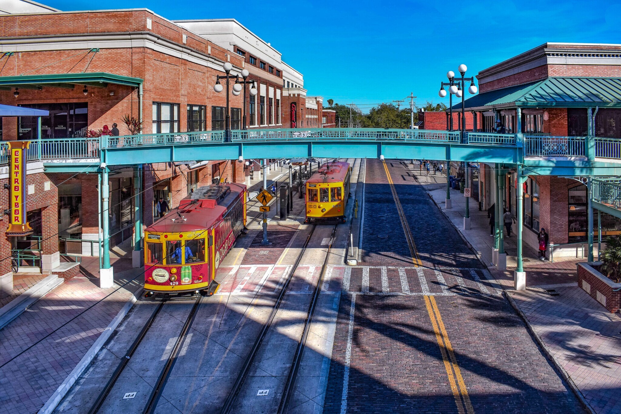 Backsteinbauten in einem Industriegebiet mit nostalgischen Straßenbahnen.
