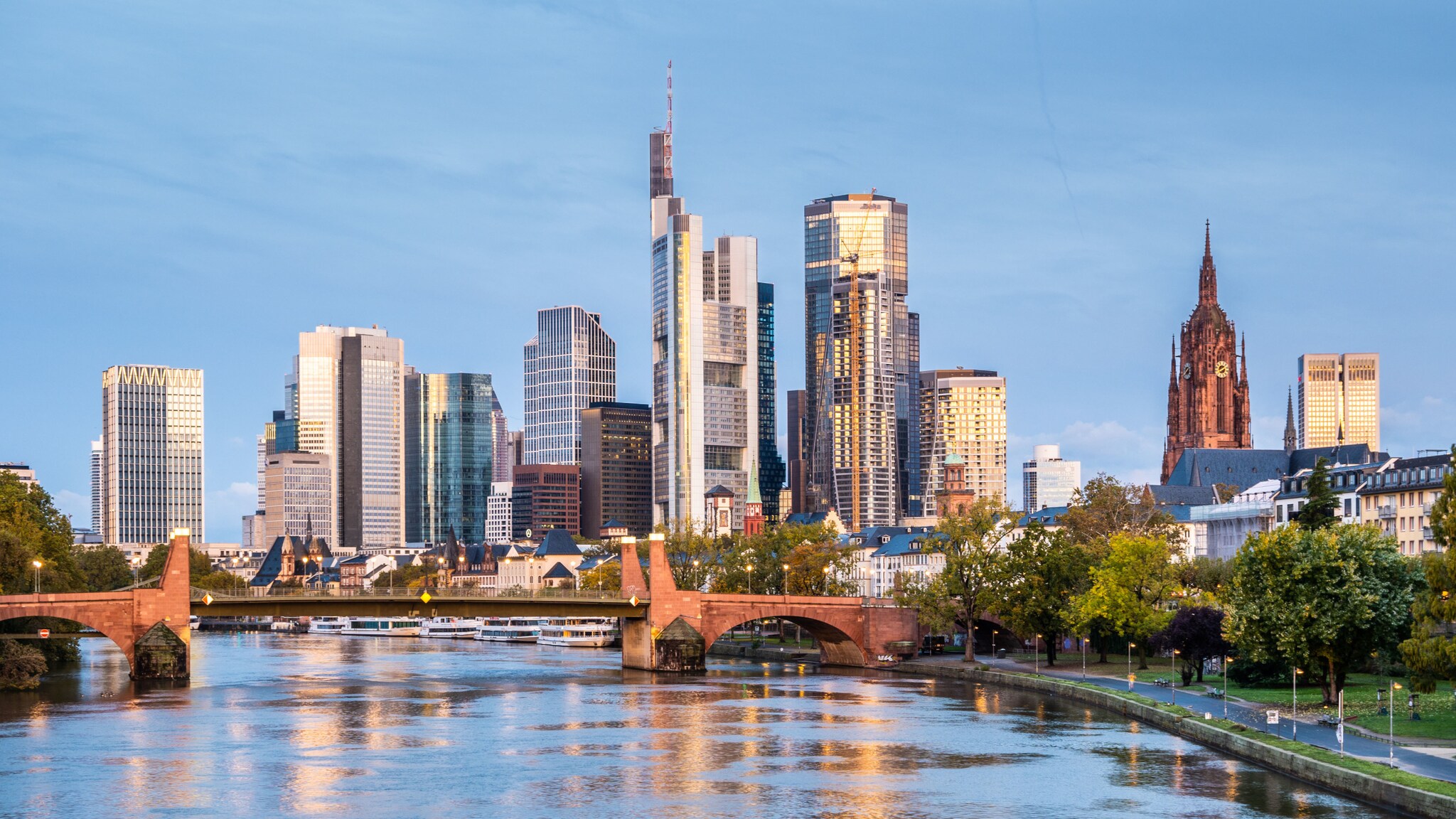 Die Skyline von Frankfurt am Main bei blauem Himmel. Die Skyline von Frankfurt am Main bei blauem Himmel.