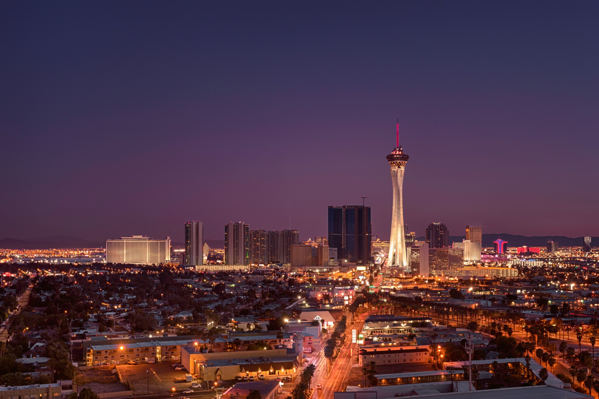 Las Vegas mit dem Stratosphere Tower in der Dunkelheit