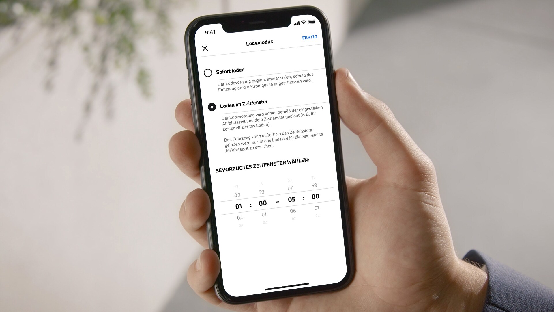 Die BMW App auf einem Smartphone. Die BMW App auf einem Smartphone.
