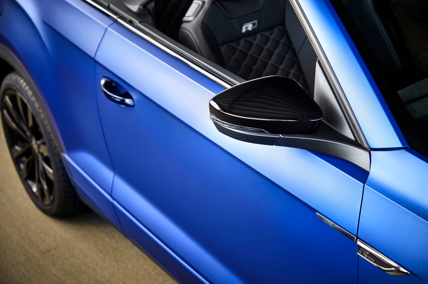 Eine Tür des Sondermodell Volkswagen T-Roc Cabriolet R-Line Blue Edition in Nahaufnahme