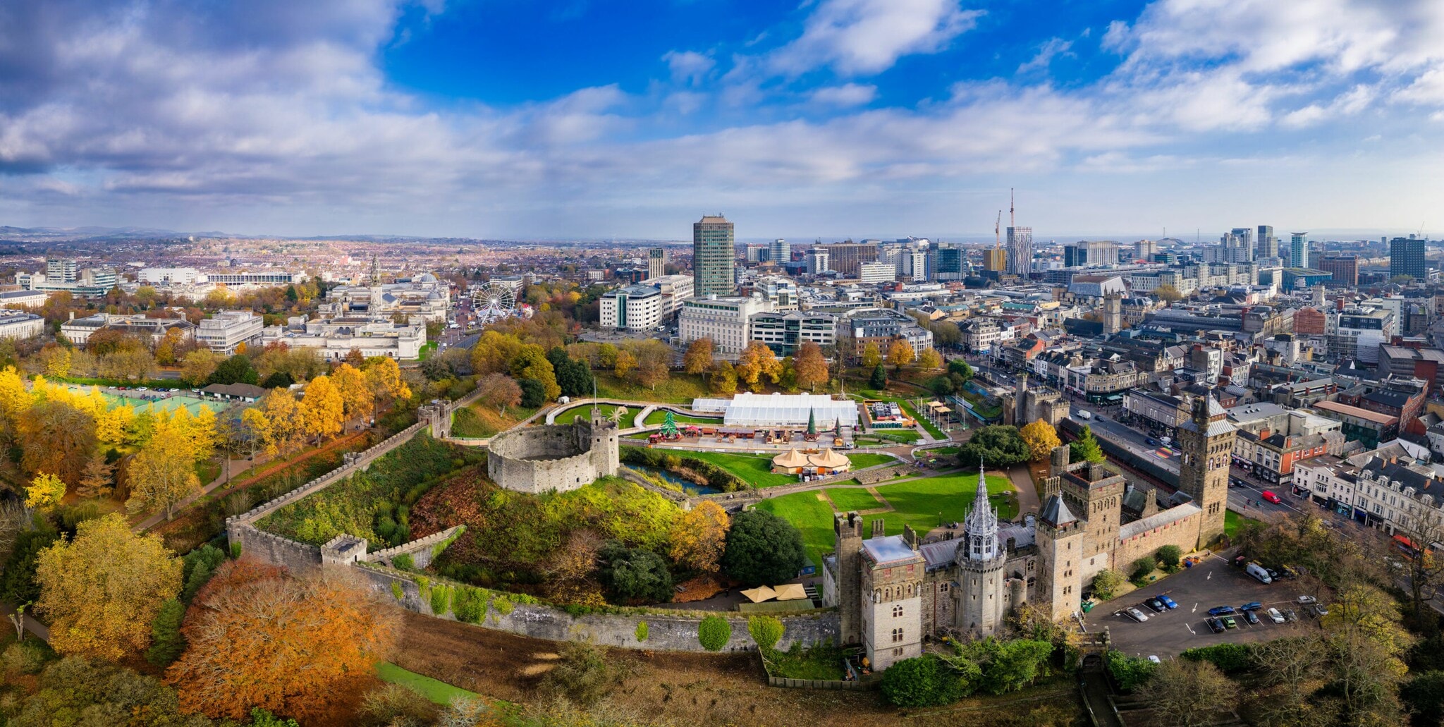 Stadtpanorama von Cardiff mit mittelalterlicher Burg in Parkanlage. Stadtpanorama von Cardiff mit mittelalterlicher Burg in Parkanlage.