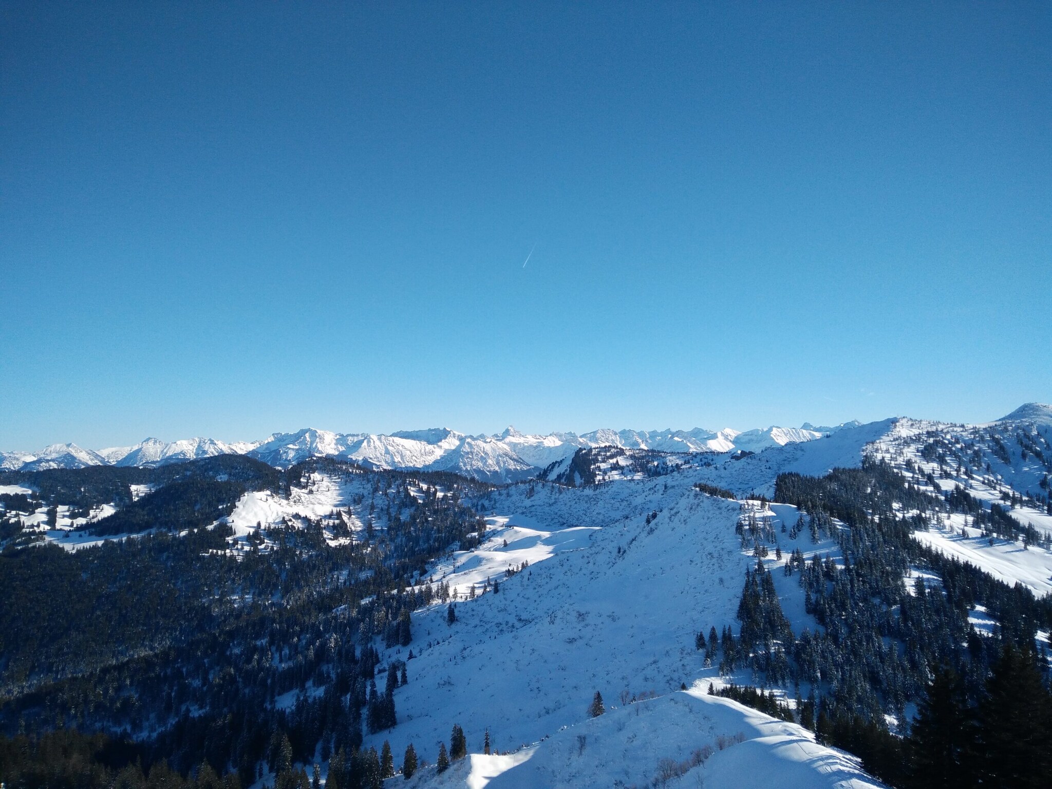Mehrere schneebedeckte Gipfel im Allgäu