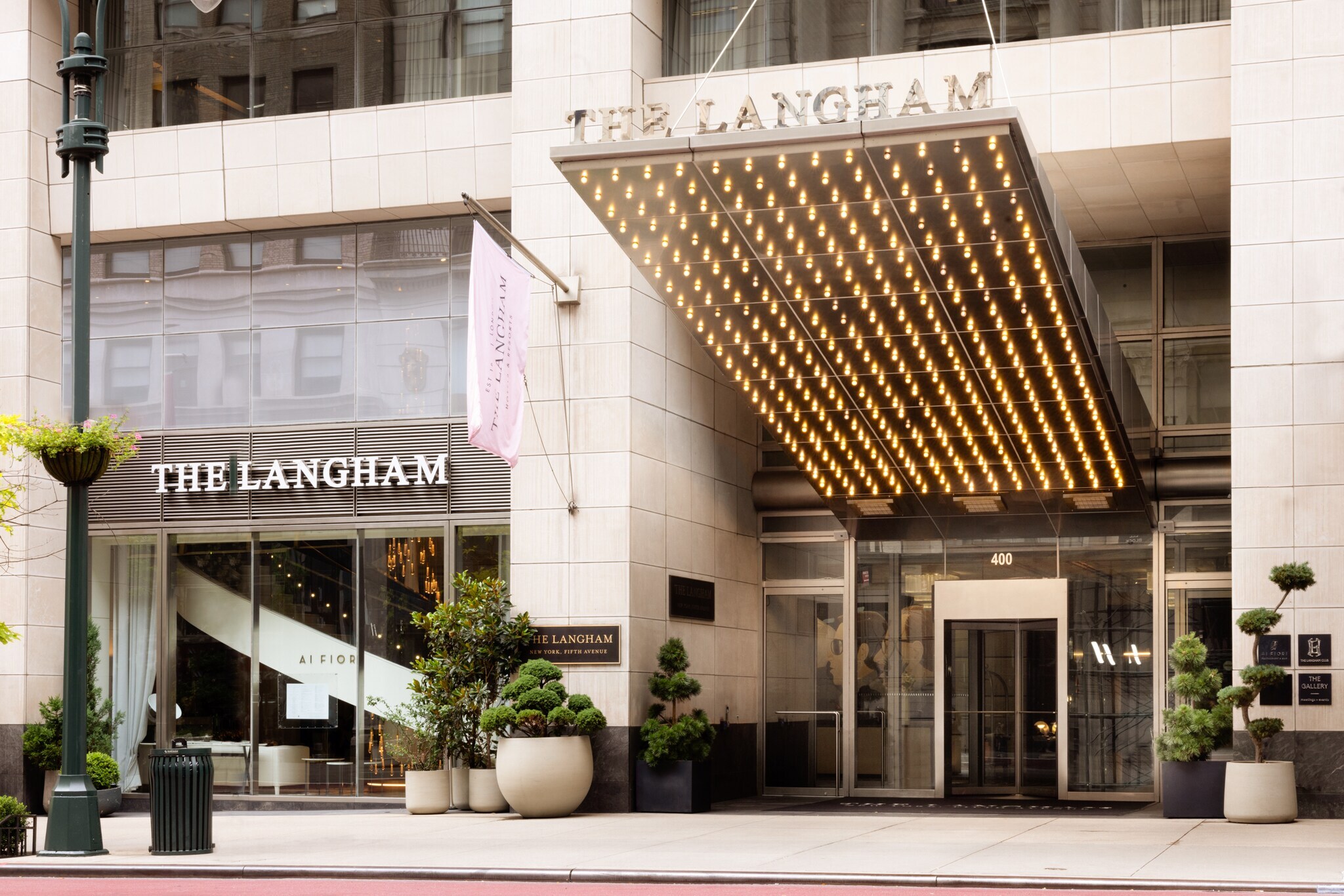 Auenfassade mit Eingangsbereich des Luxushotels The Langham.