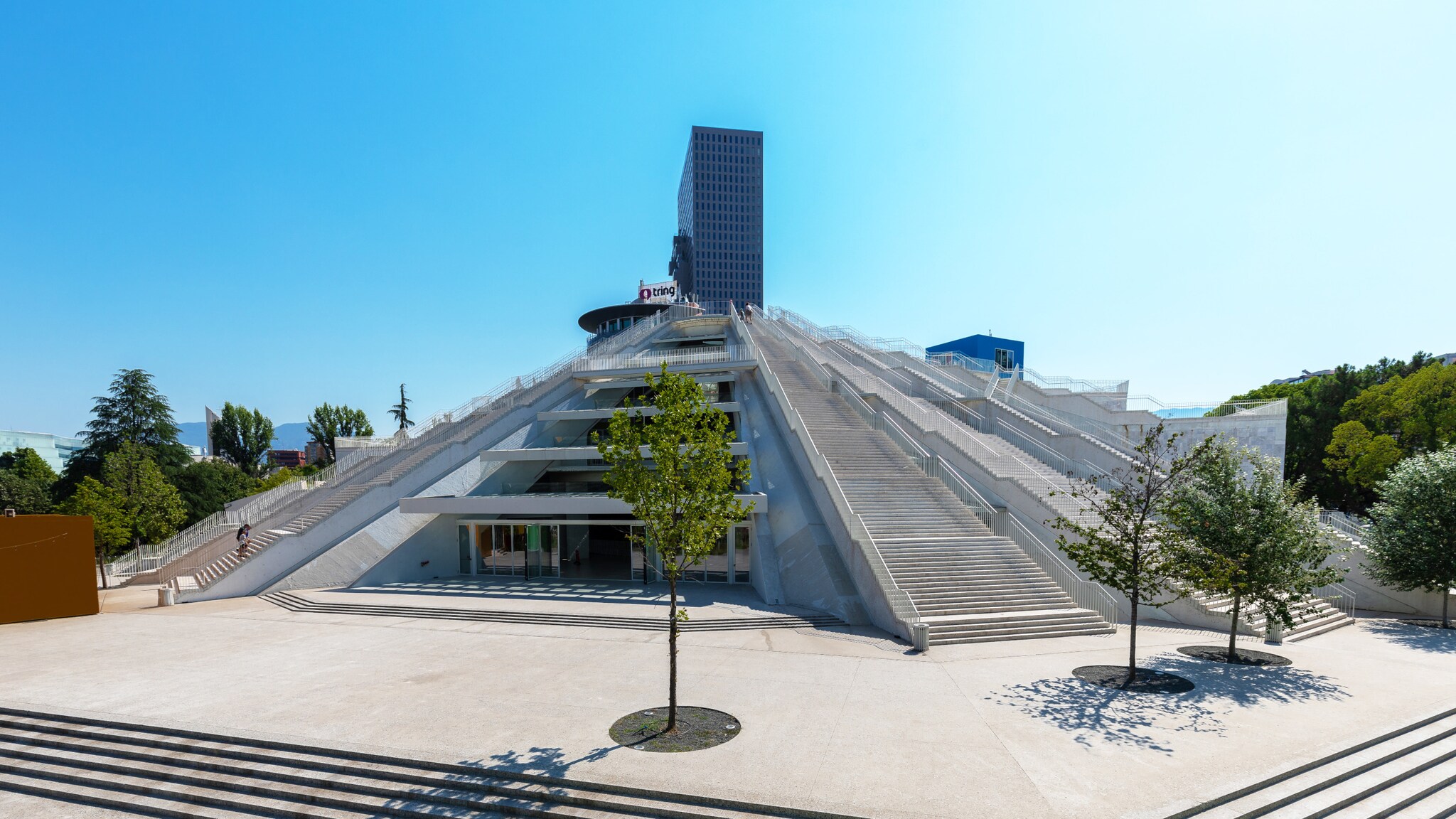Kulturzentrum in Pyramidenform mit Treppen und Vorplatz.