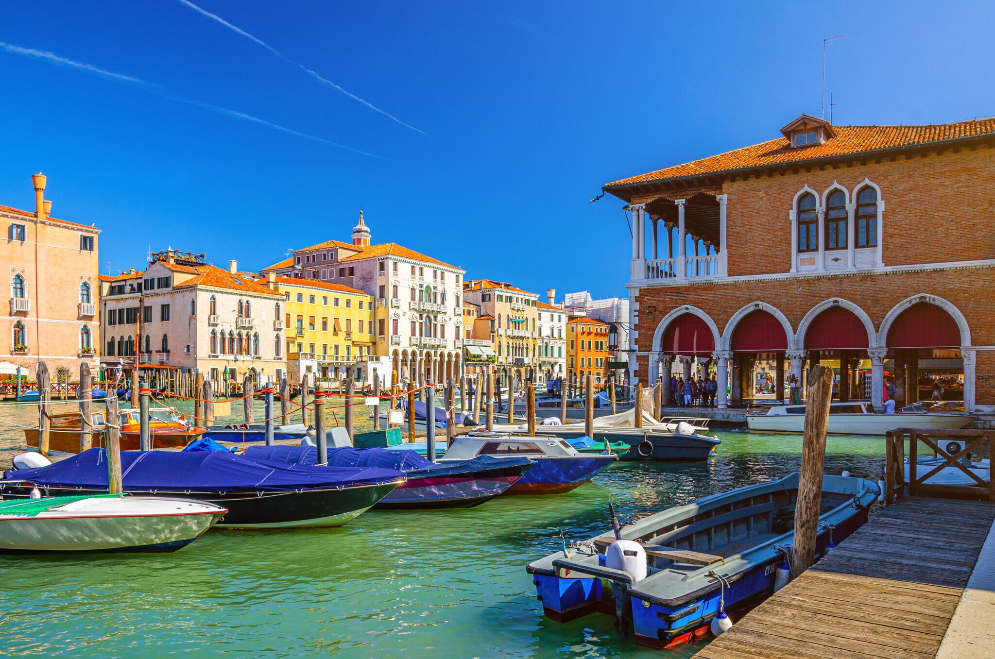 Boote im Wasser vor dem Rialto Market im historischen Stadtzentrum von Venedig.