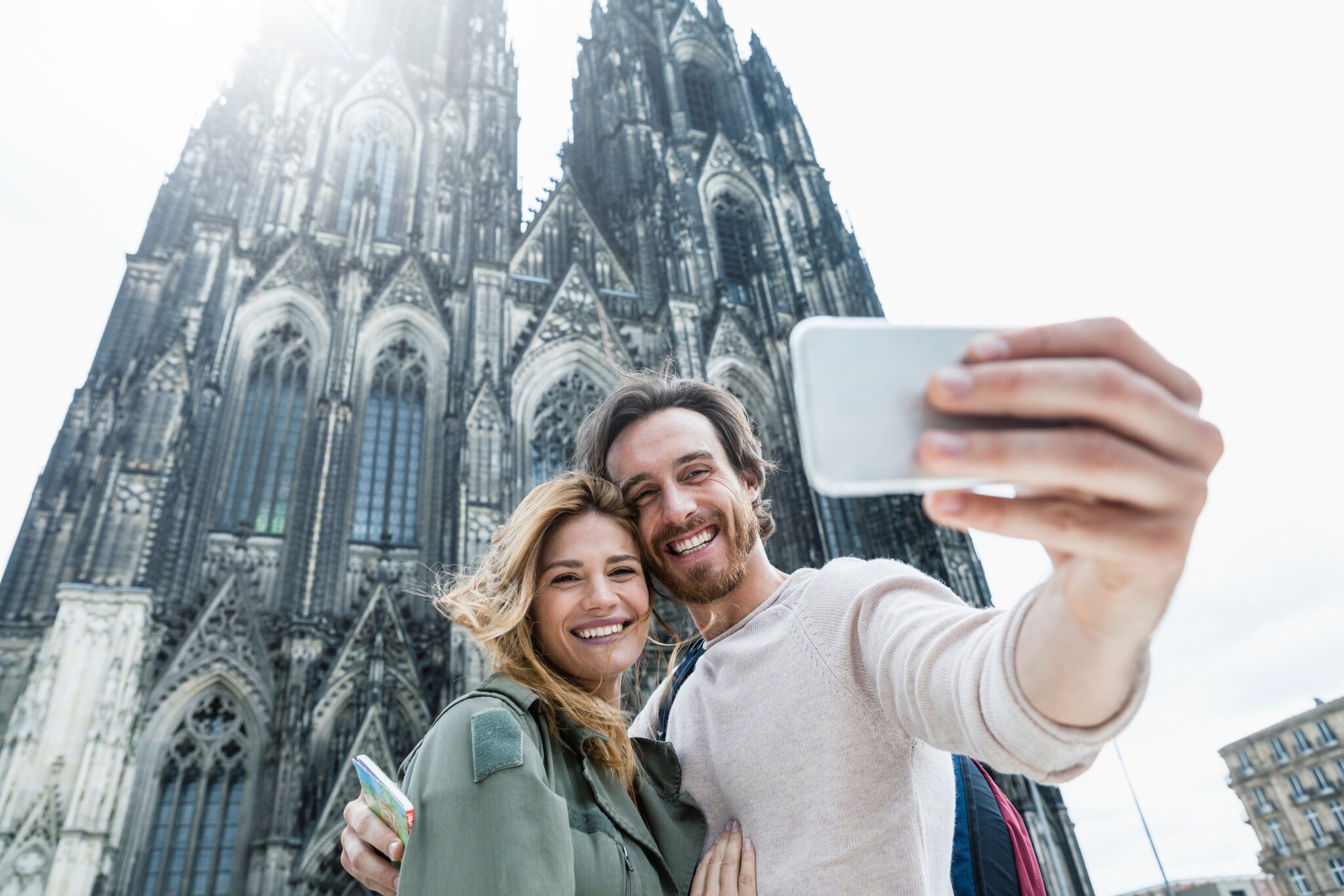 Ein Mann und eine Frau machen ein Selfie vor dem gotischen Kölner Dom. Ein Mann und eine Frau machen ein Selfie vor dem gotischen Kölner Dom.