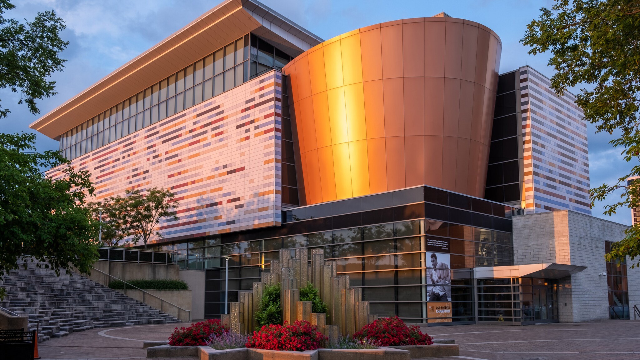 Außenansicht des Muhammad Ali Centers mit moderner Architektur und bronzefarbenem zylindrischem Element im Stadtzentrum