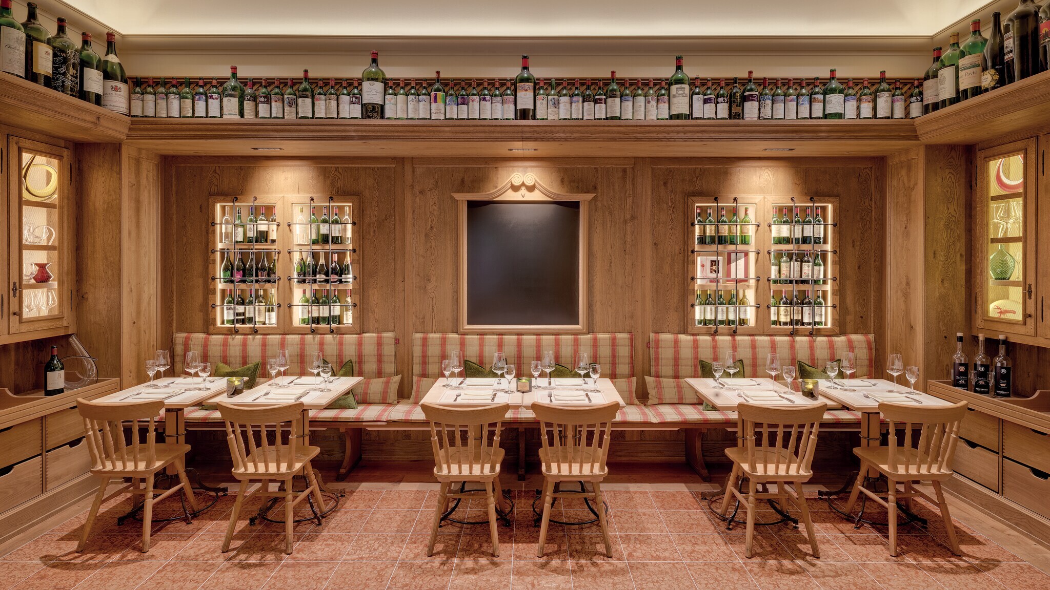 Holzstühle und gedeckte Tische in einer Weinbar