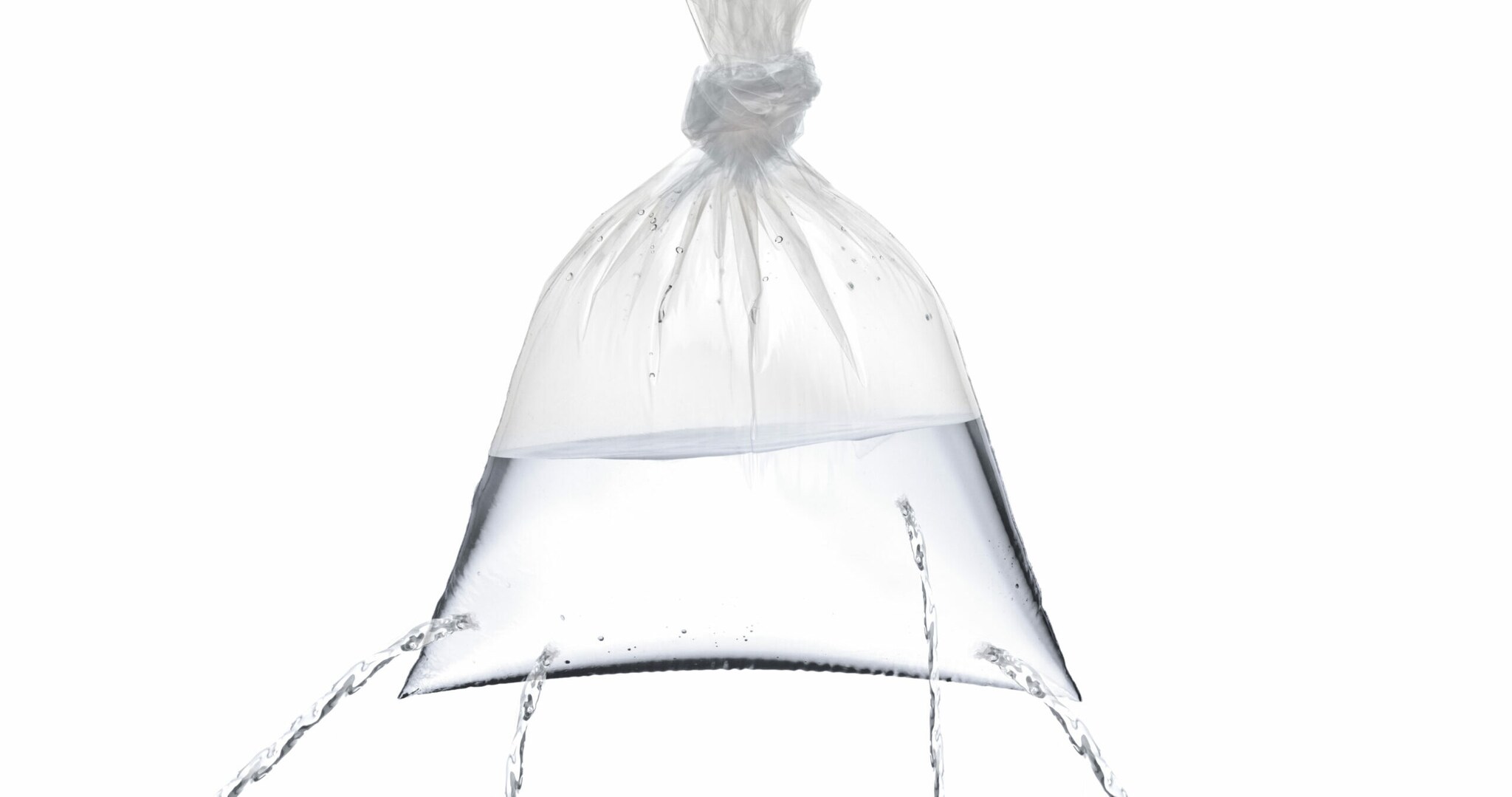 Durch Löcher in einem Gefrierbeutel läuft Wasser heraus.