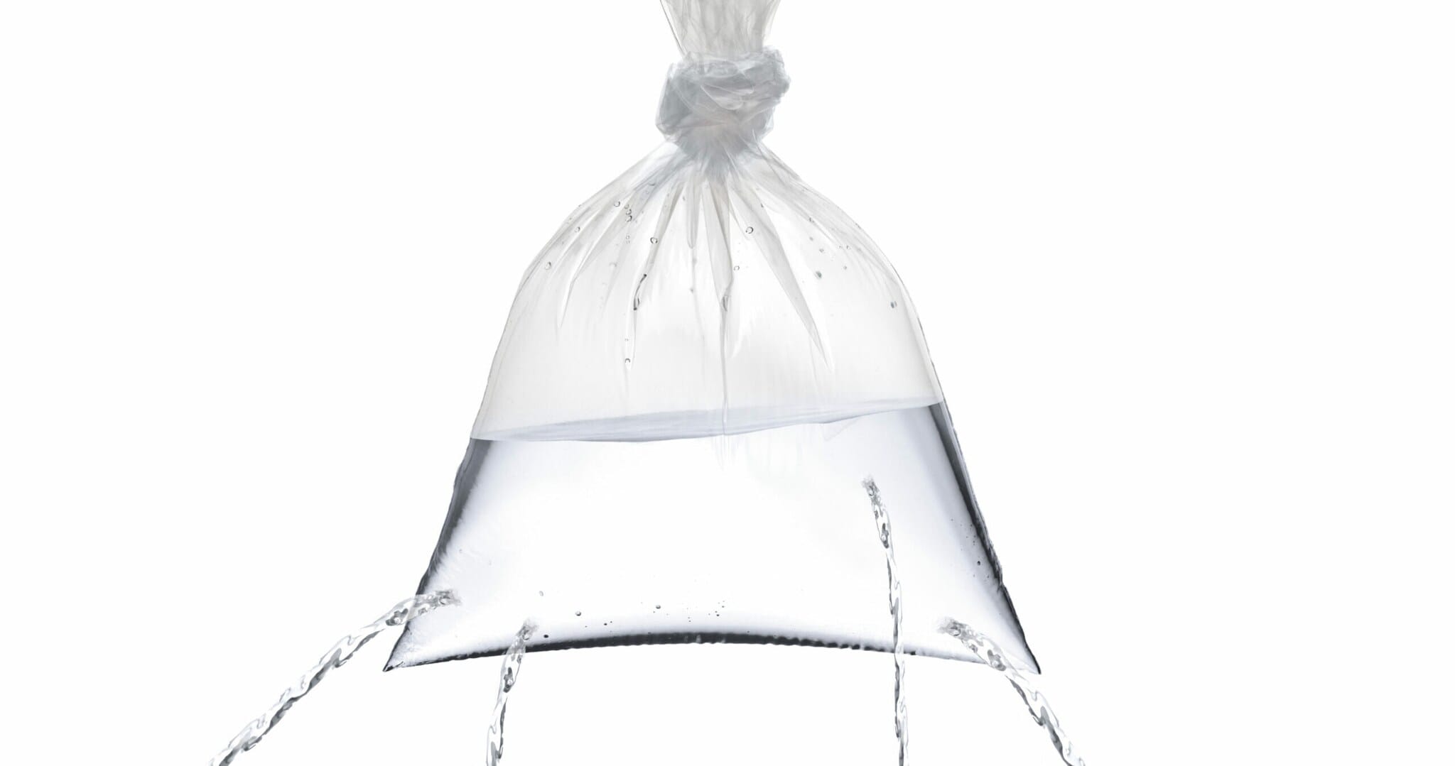 Durch Löcher in einem Gefrierbeutel läuft Wasser heraus. Durch Löcher in einem Gefrierbeutel läuft Wasser heraus.