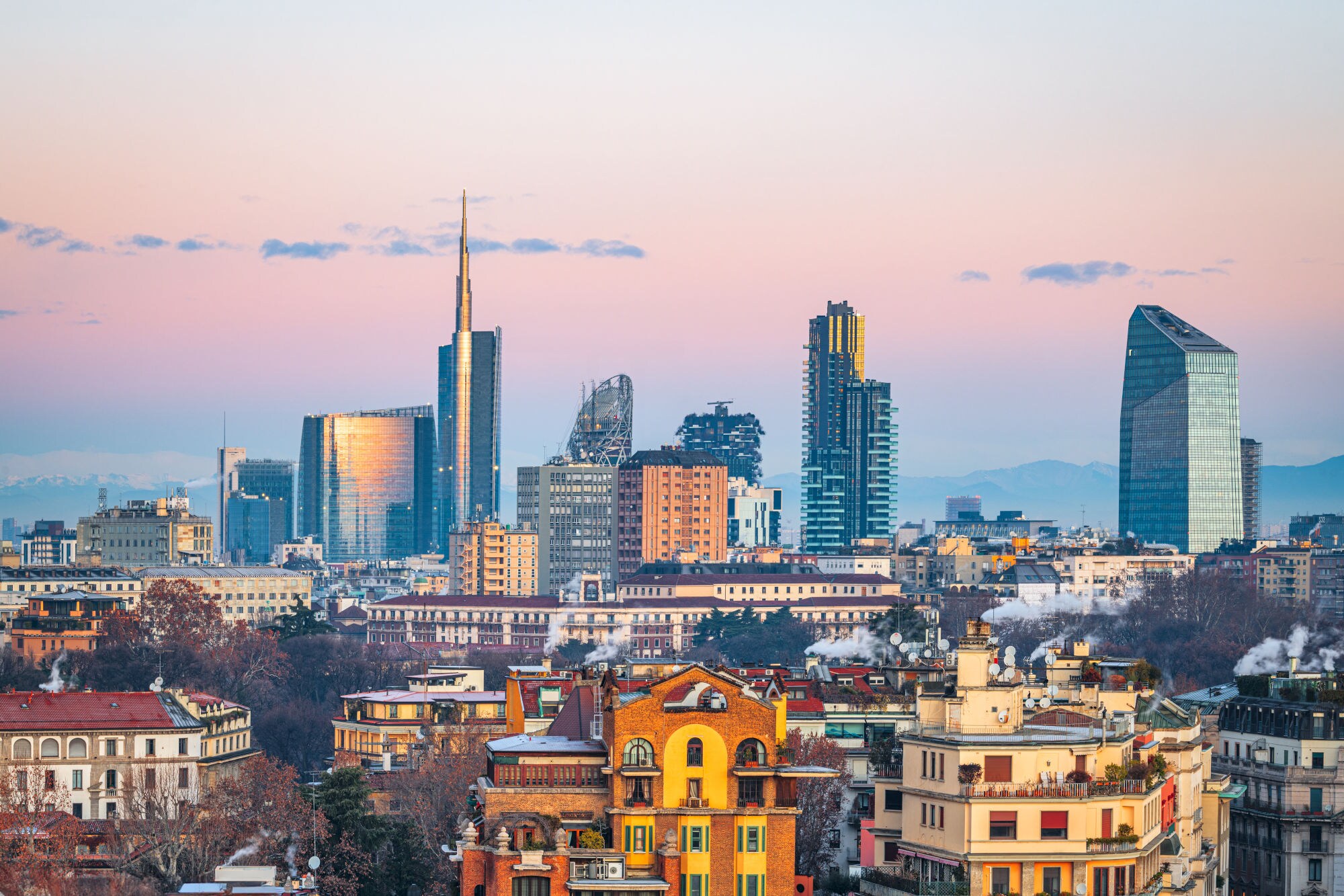 Blick auf die Skyline von Mailand mit modernen Hochhäusern im Hintergrund. Blick auf die Skyline von Mailand mit modernen Hochhäusern im Hintergrund.