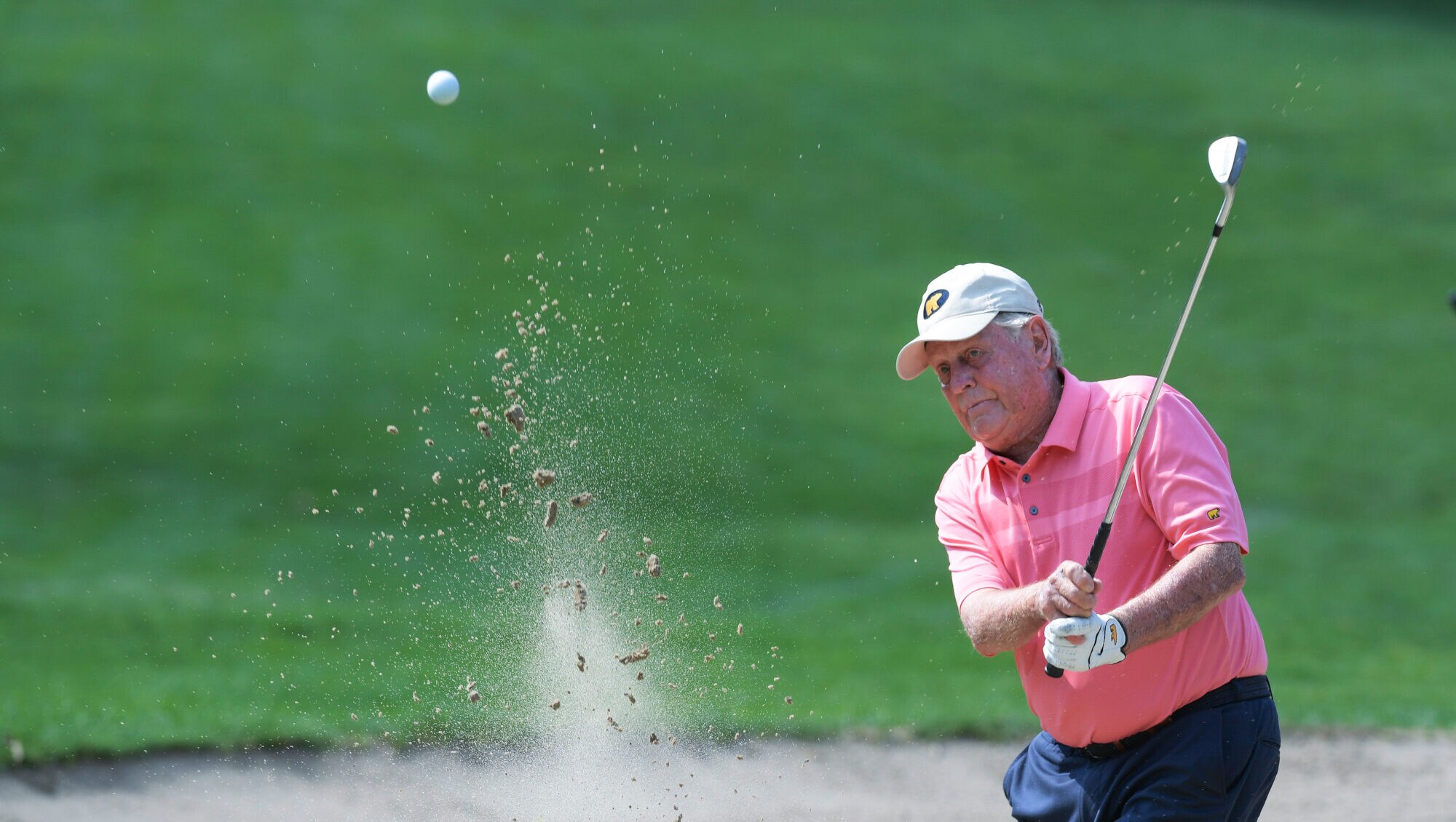 Jack Nicklaus beim Abschlag auf dem Golfplatz
