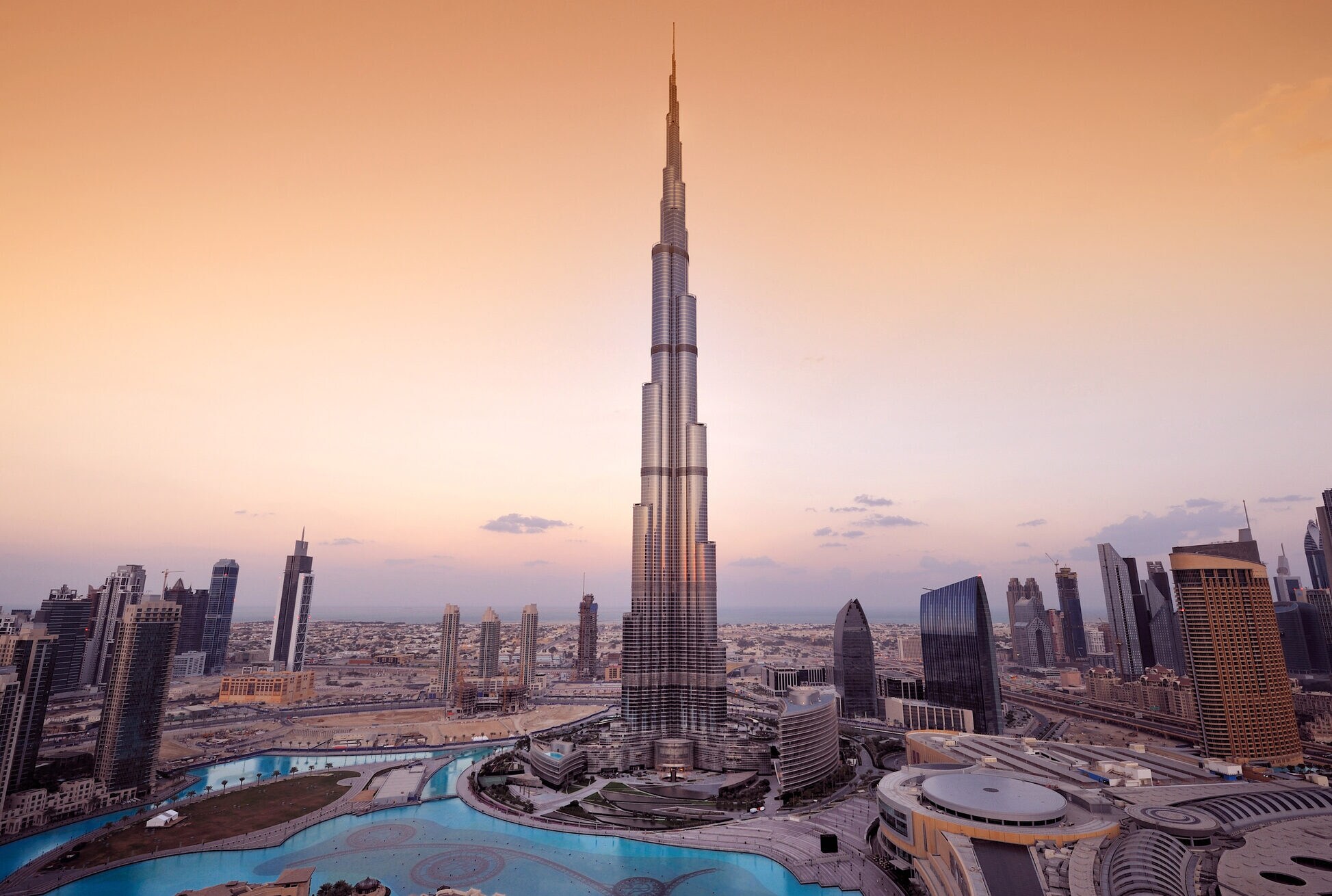 Die Skyline von Dubai im Abendlicht, in der Mitte das Gebäude Burj Khalifa