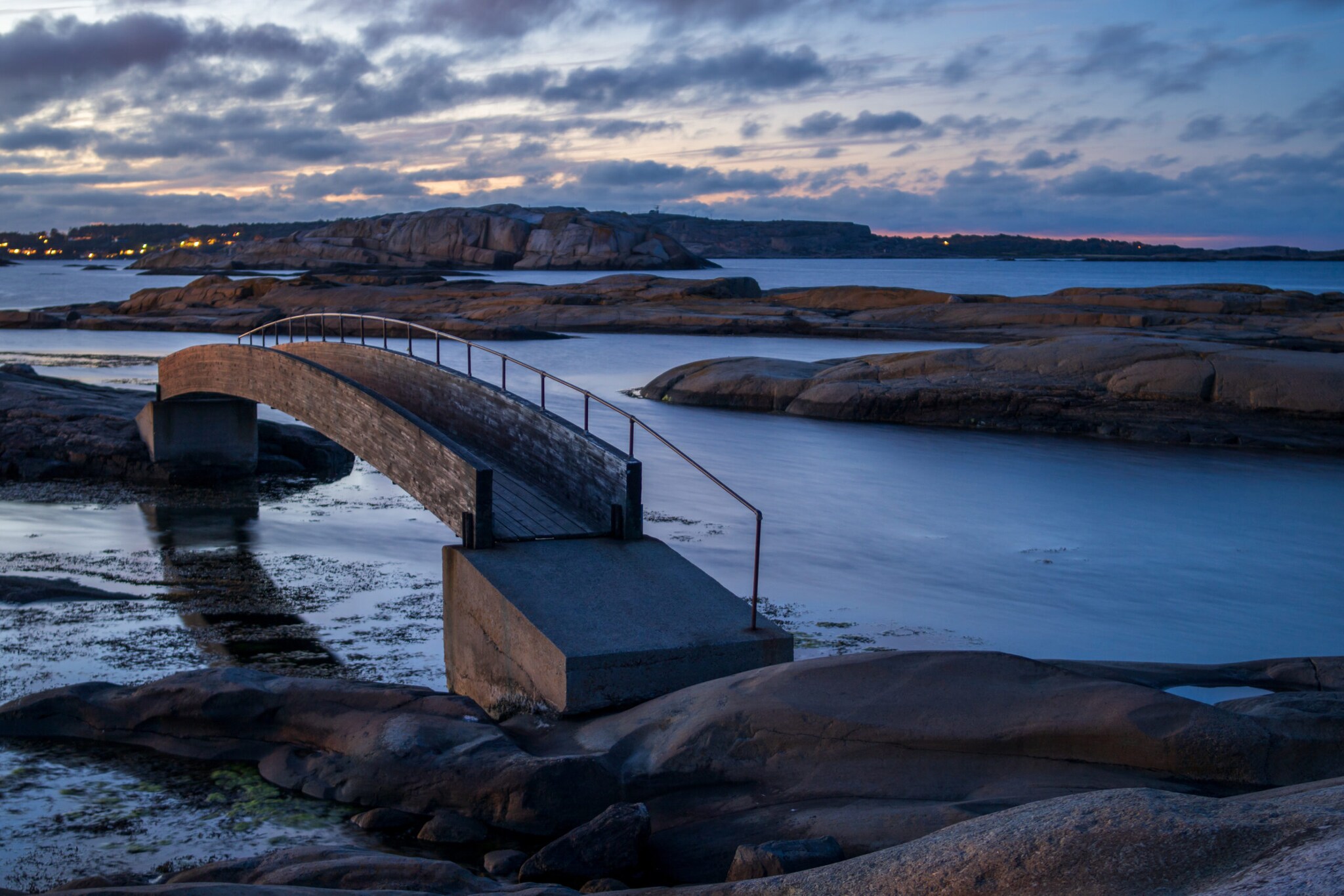 Blick auf eine Brücke an der norwegischen Küste Blick auf eine Brücke an der norwegischen Küste