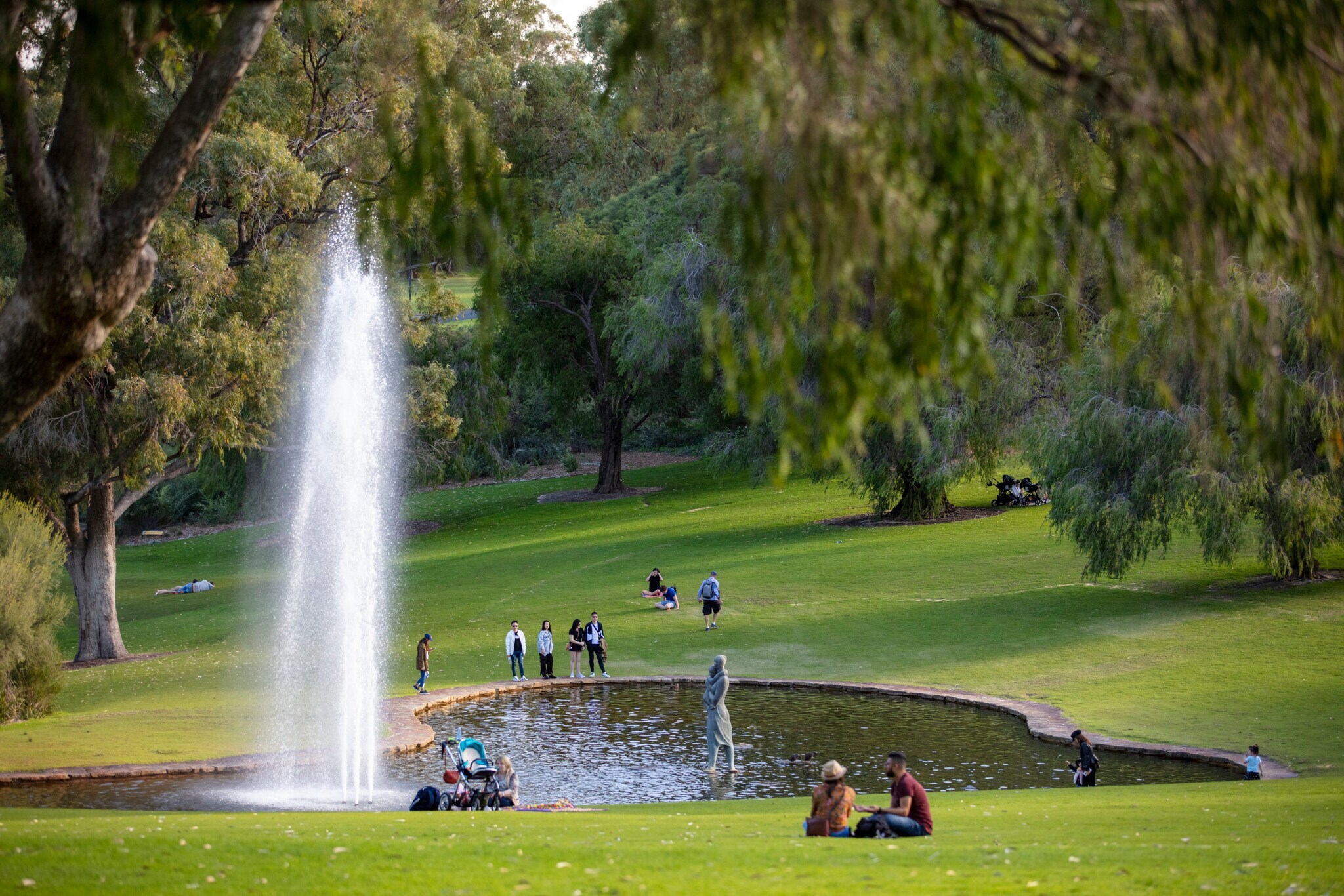 Menschen an einem kleinen Teich im Kings Park in Perth