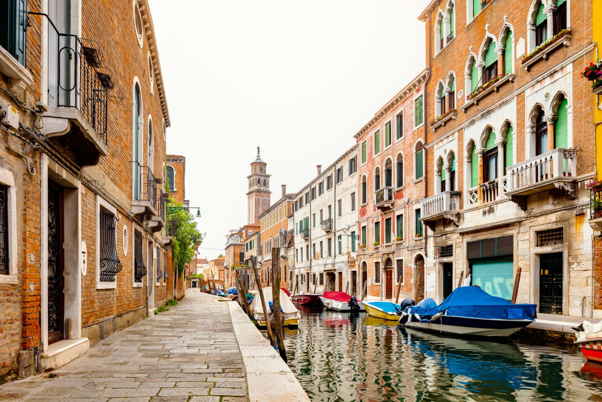 Typisch venezianische verzierte Häuserfassaden im Stadtteil Dorsoduro mit vertäuten Booten im Rio de San Barnaba Canal. Typisch venezianische verzierte Häuserfassaden im Stadtteil Dorsoduro mit vertäuten Booten im Rio de San Barnaba Canal.