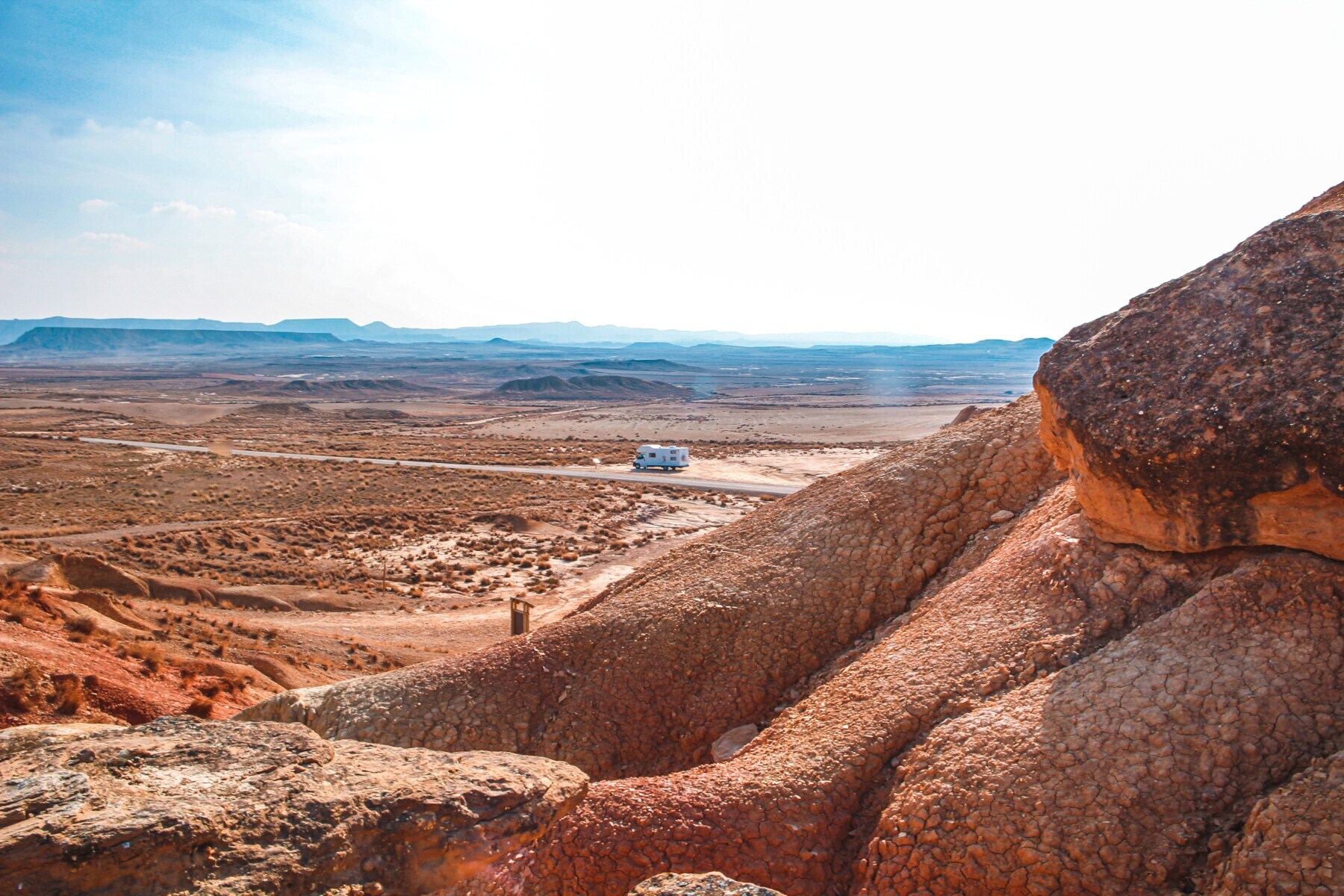 Ein Wohnmobil auf der Straße durch die Bardenas Reales in Navarra Spanien