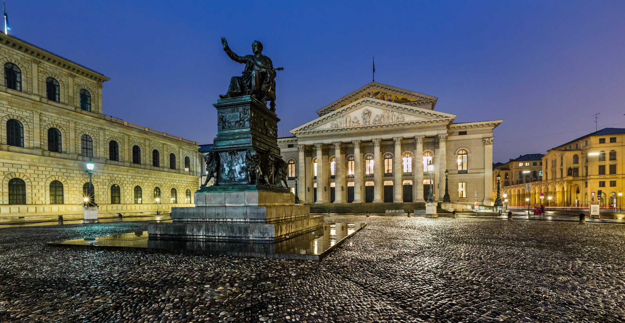 Die Bayerische Staatsoper im Nationaltheater am Max-Joseph-Platz in München. Die Bayerische Staatsoper im Nationaltheater am Max-Joseph-Platz in München.