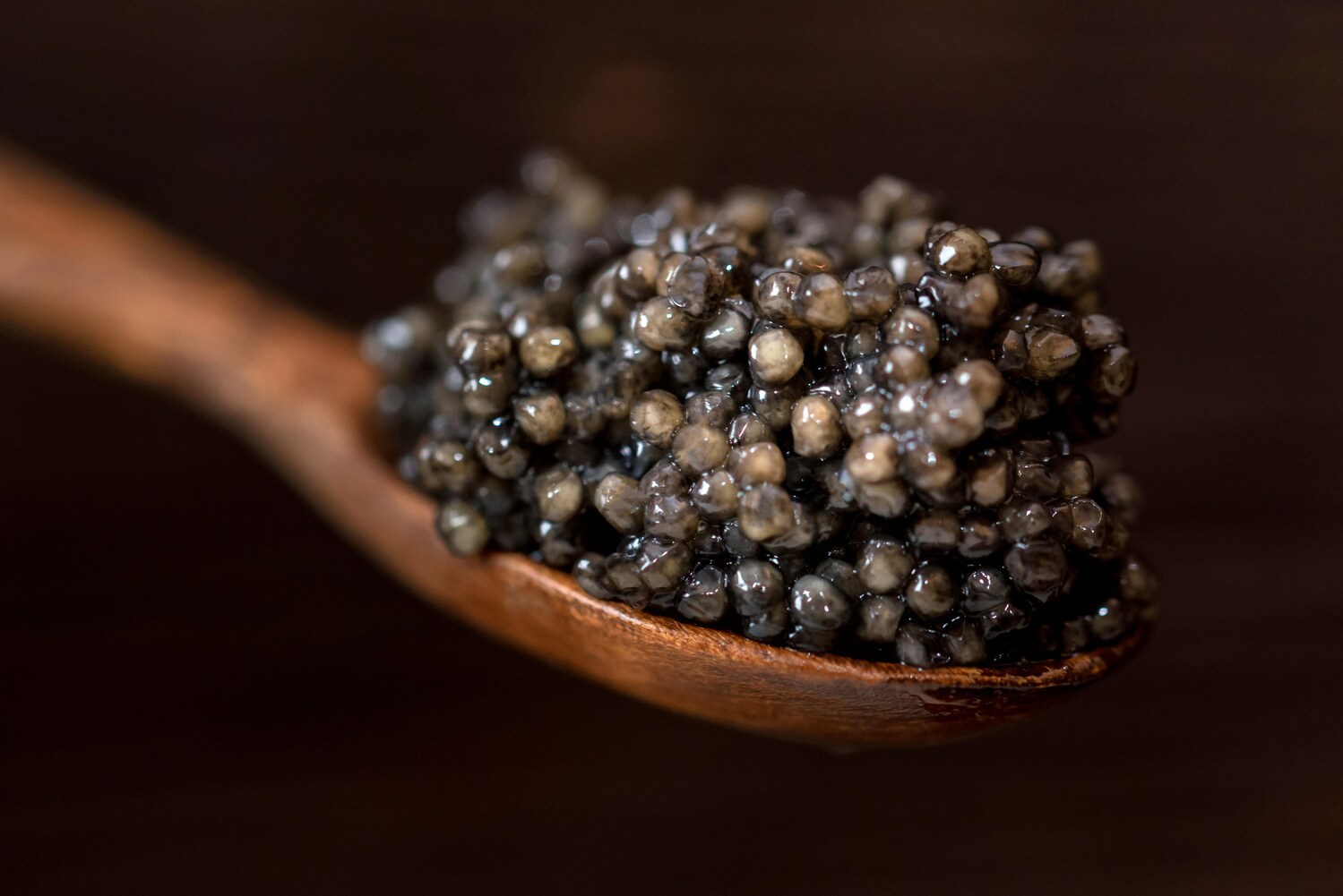 Holzlöffel mit Kaviar