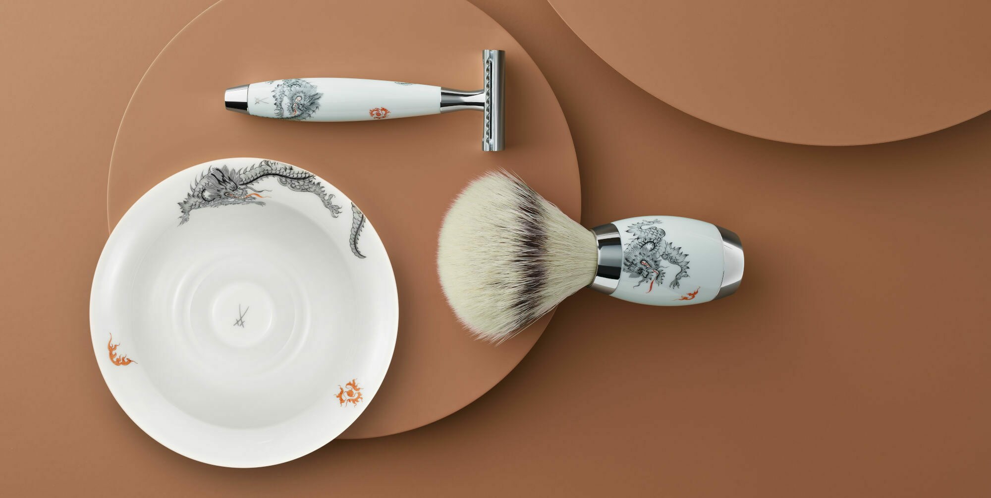 Handbemaltes Set aus Rasierer, Rasierpinsel und –schale auf mokkabraunem Untergrund. Handbemaltes Set aus Rasierer, Rasierpinsel und –schale auf mokkabraunem Untergrund.
