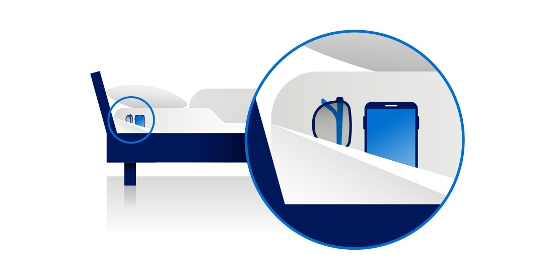 Hotelhacks: Diese 5 Tricks verschaffen dir mehr Komfort Die Illustration eines Bettes mit einer Brille und einem Handy, die durch das Bettlaken fest positioniert sind.