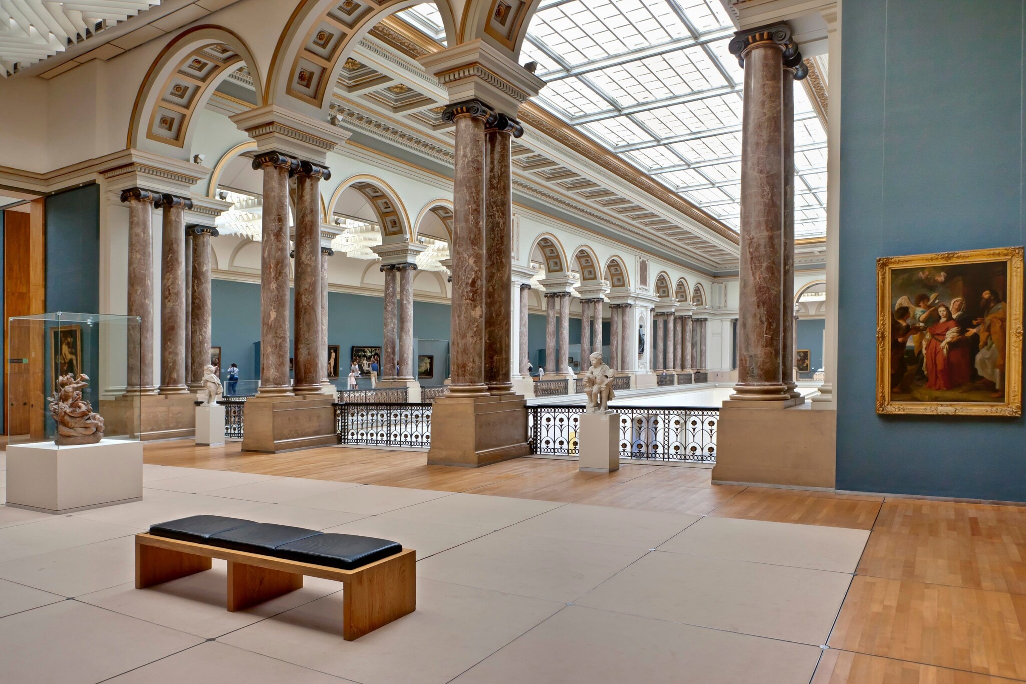 Galerie in einem historischen Museumsgebäude mit Marmorsäulen und Glaskuppel. Galerie in einem historischen Museumsgebäude mit Marmorsäulen und Glaskuppel.