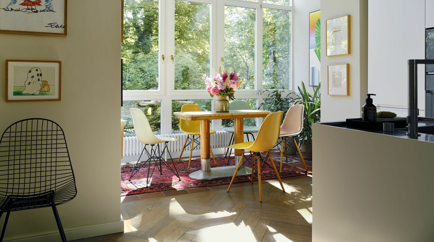 Mehrere Stühle stehen um einen Tisch Mehrere Stühle stehen um einen Tisch