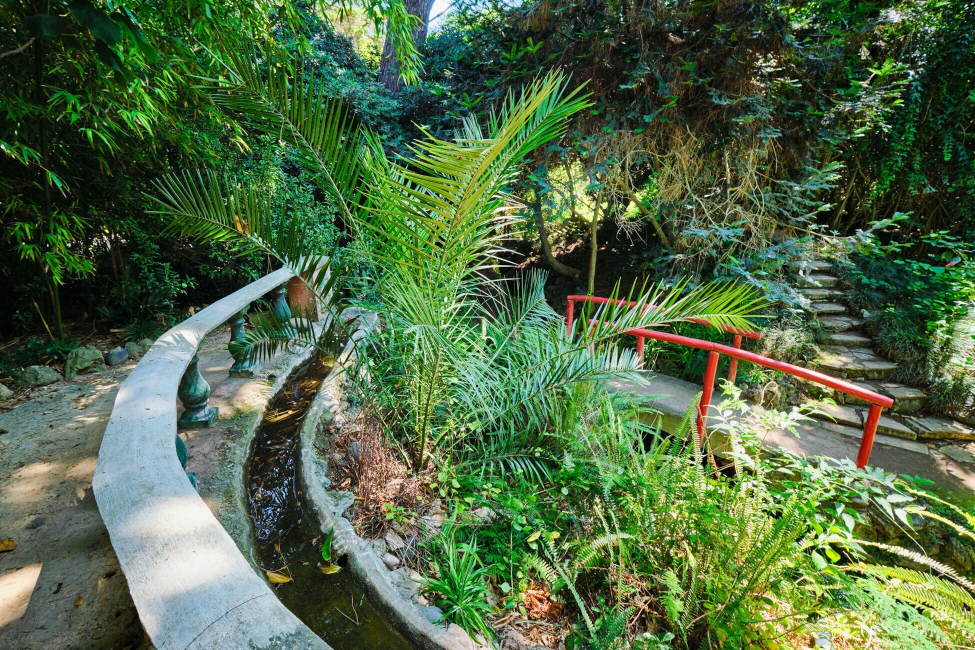 Brücke im chinesischen Stil im asiatischen Teil des Jardim Botânico Tropical in Lissabon.
