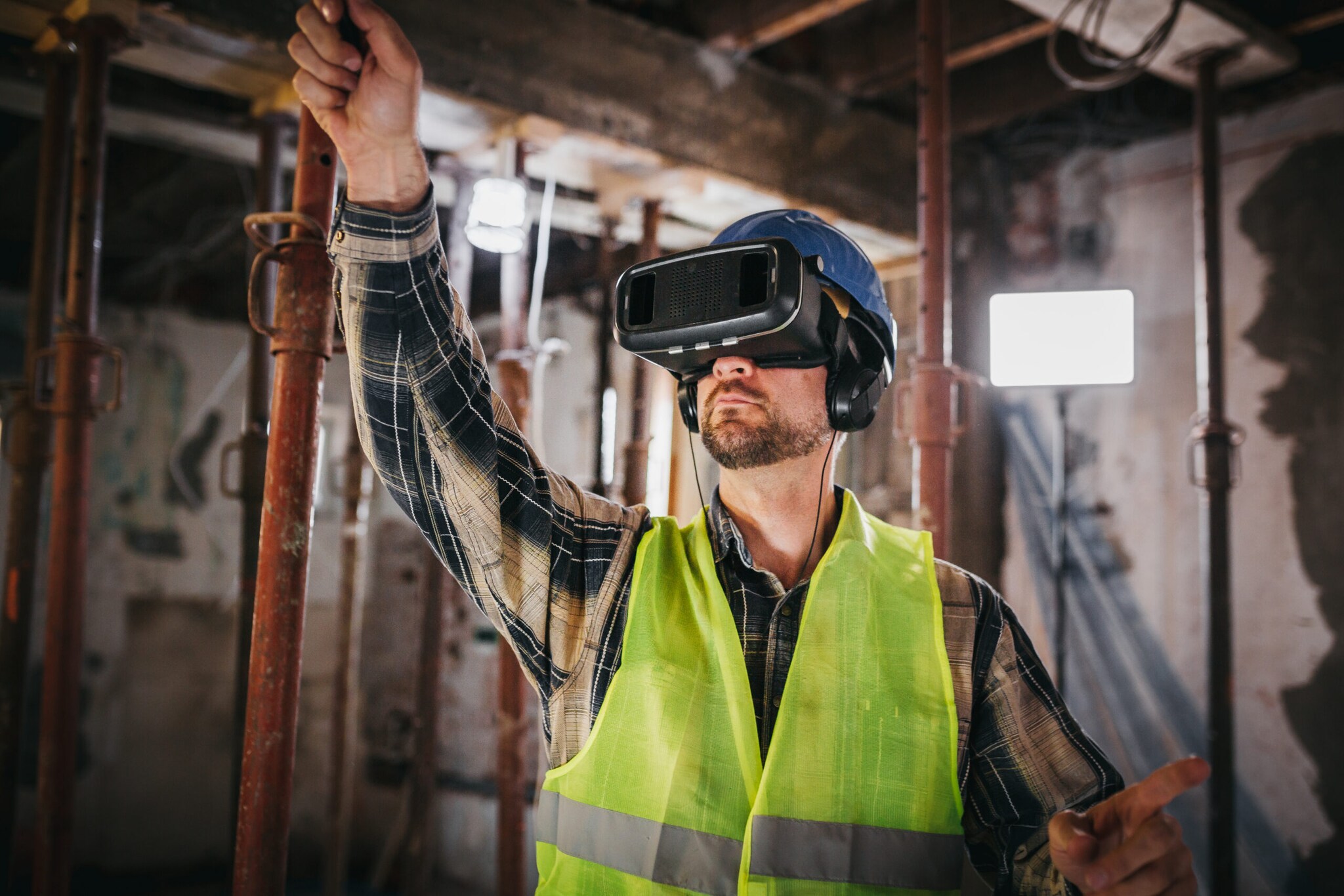 Ein Mann arbeitet auf einer Baustelle mit einer VR-Brille