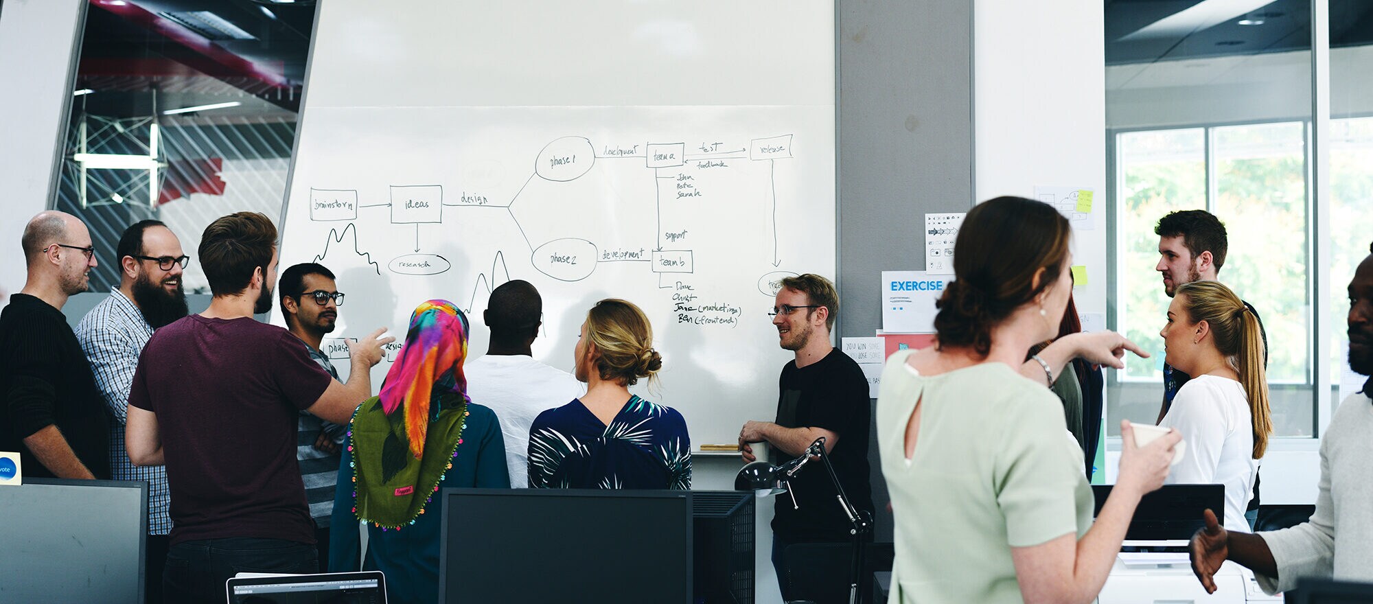 Q&A mit CEO: Online Marketing Insights von Gründer Andreas Kraus Ein diverses Business Team diskutiert während eines Workshops.
