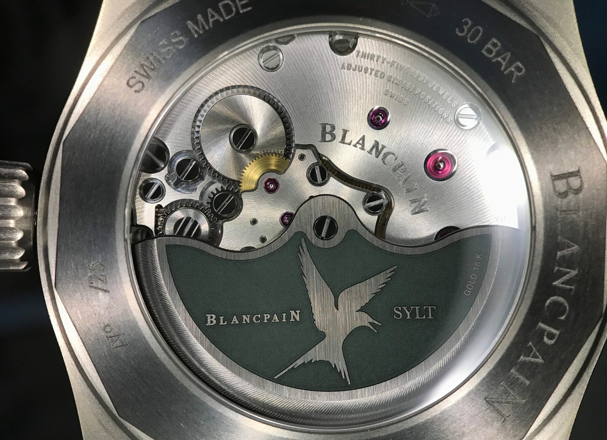 Der Gehäuseboden einer Blancpain-Uhr mit Vogelemblem.