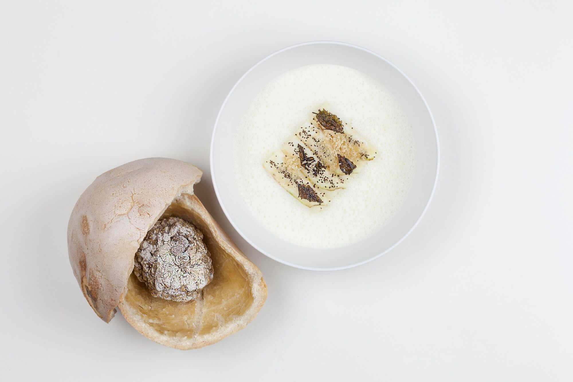 Ein kunstvoll arrangiertes Sternegericht aus Sellerie.