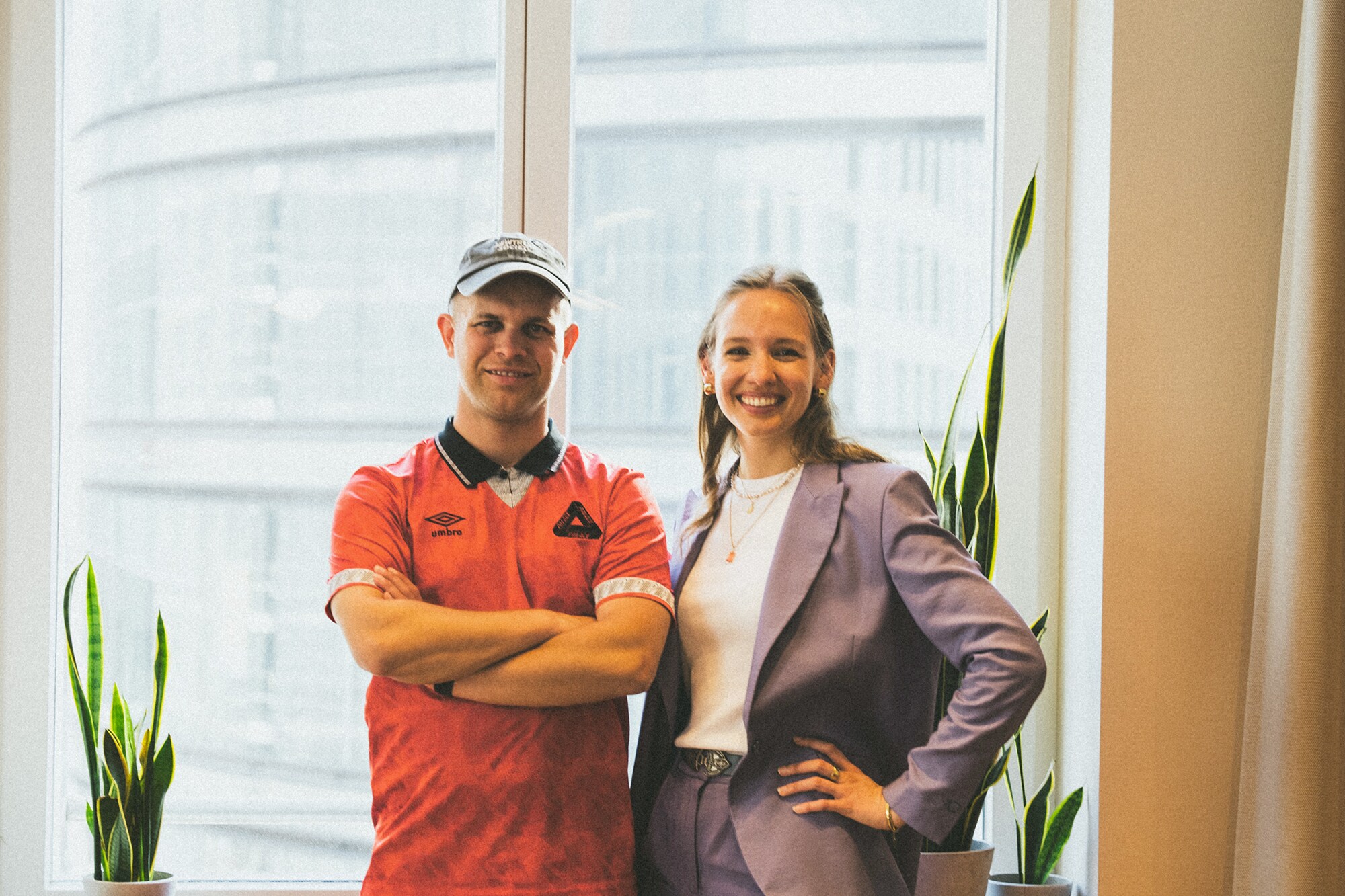 Fotografie von Benjamin Diedering und Angelica Conraths in ihrem Büro.