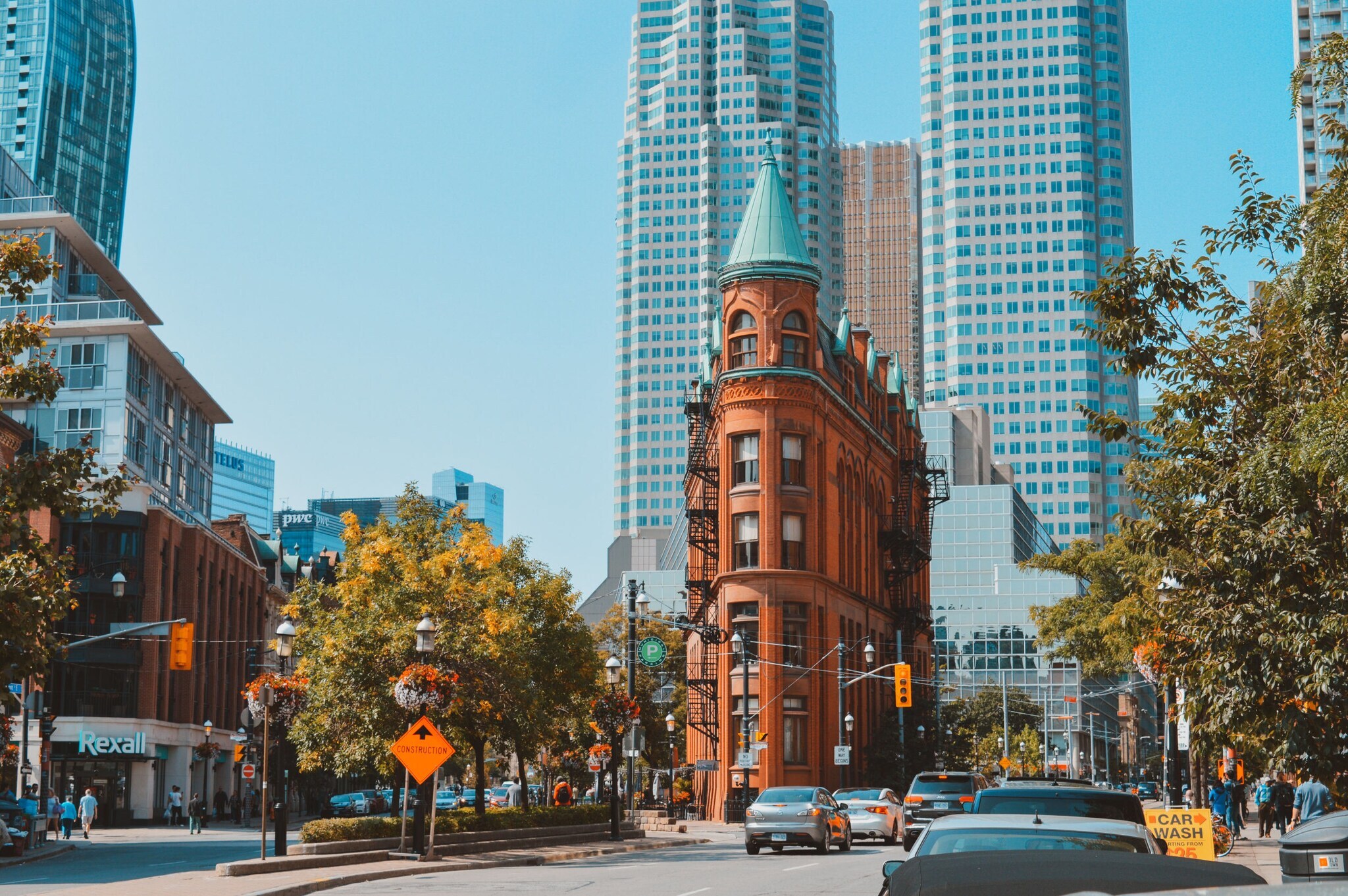 Blick auf das Gooderham Building aus roten Backsteinen am östlichen Ende von Torontos Finanzviertels.