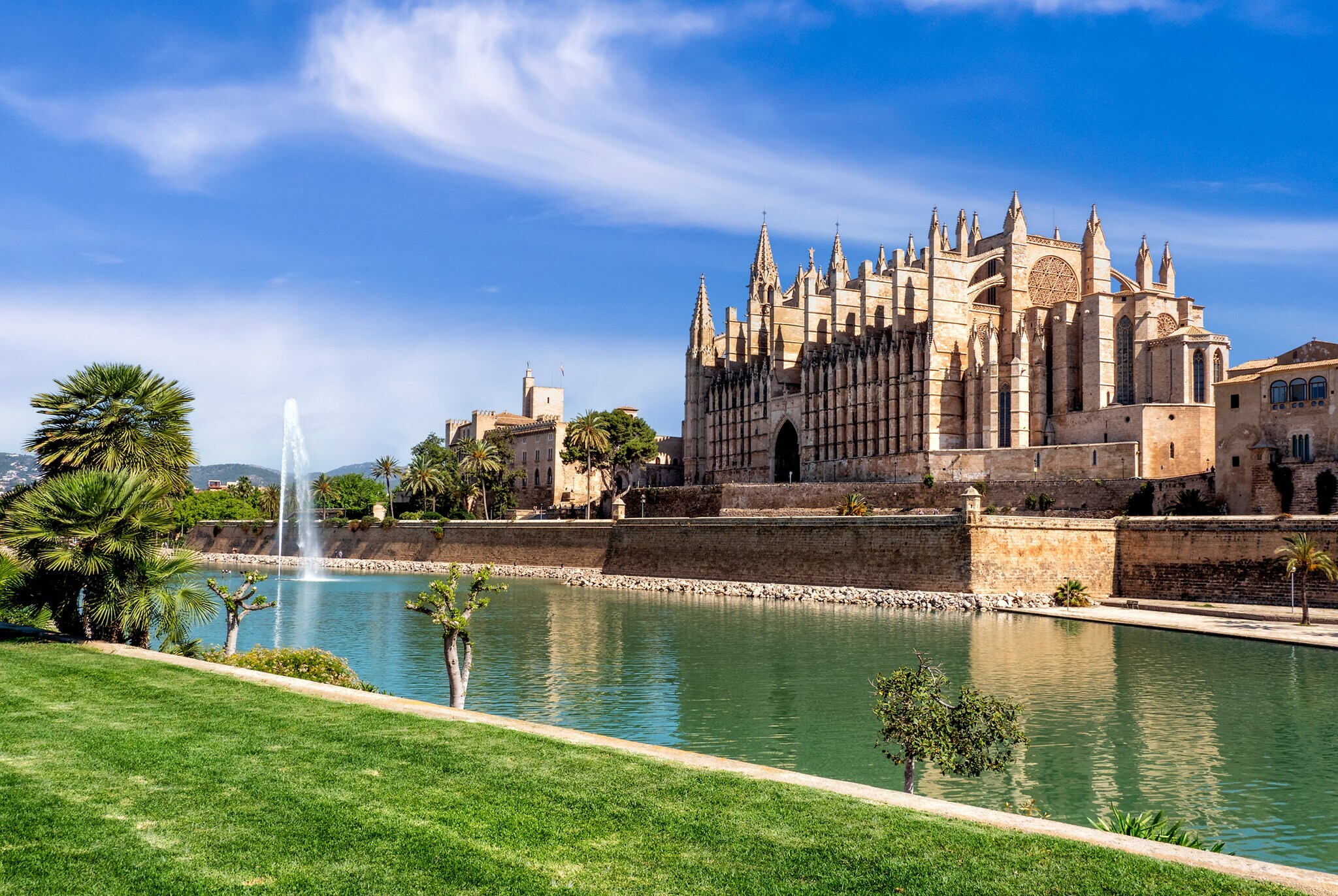 Monumentale sandsteinfarbene Kathedrale im gotischen Baustil in Palma de Mallorca.