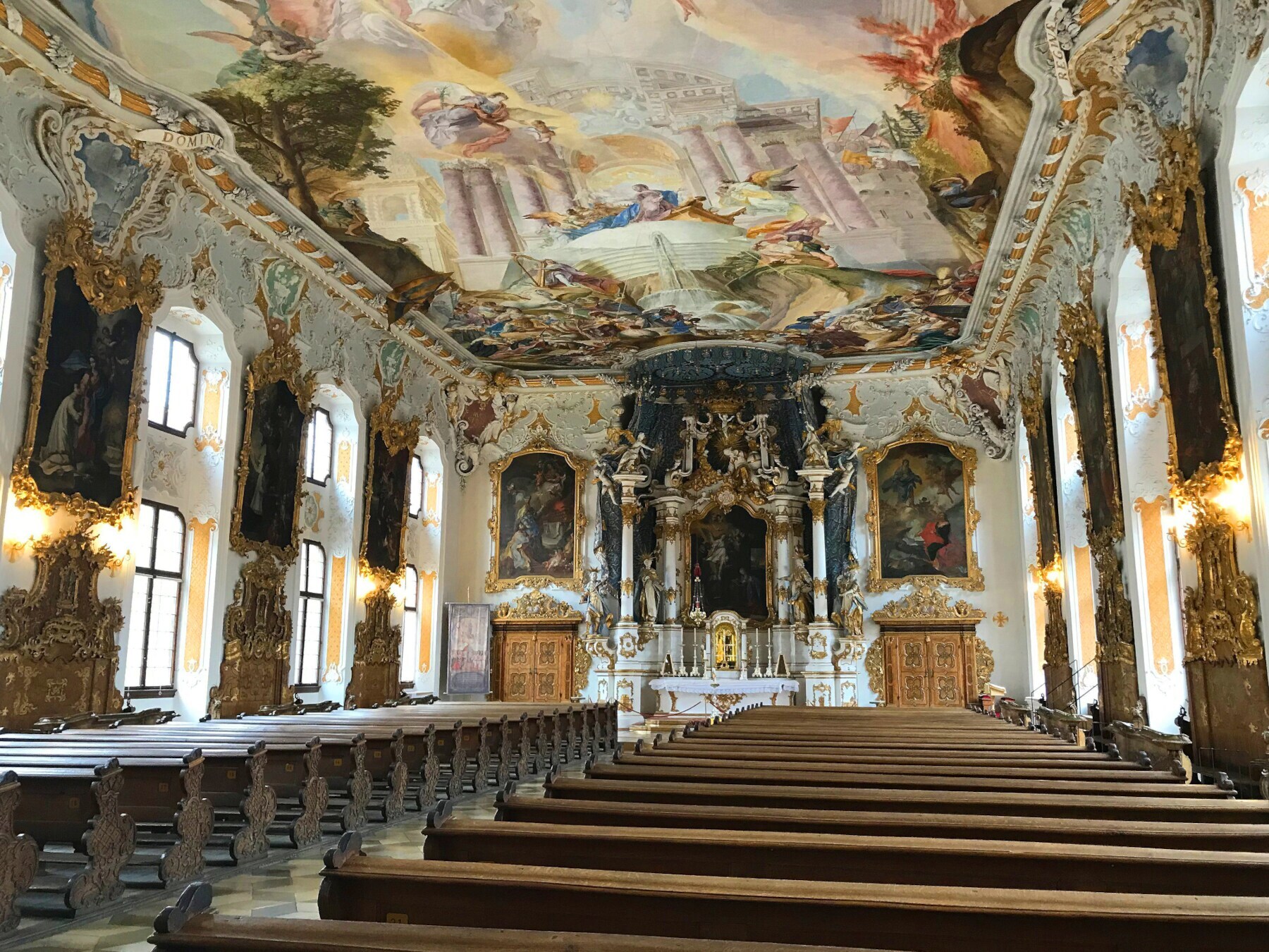 Kirchensaal der barocken Asamkirche Maria de Victoria mit Fresko und Goldverzierungen Kirchensaal der barocken Asamkirche Maria de Victoria mit Fresko und Goldverzierungen