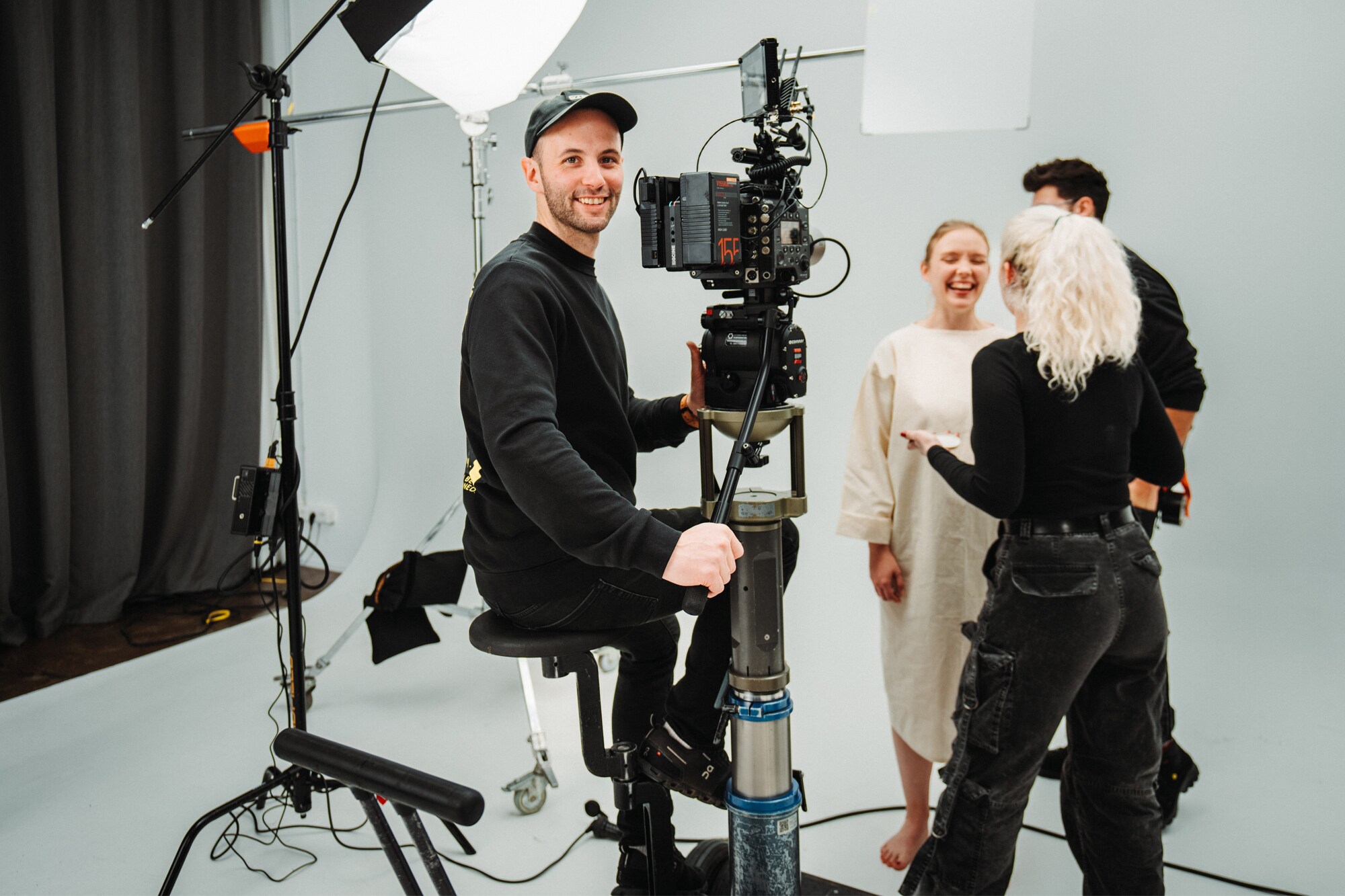 Fotografie von Dennis Schmelz an der Kamera im Filmstudio.
