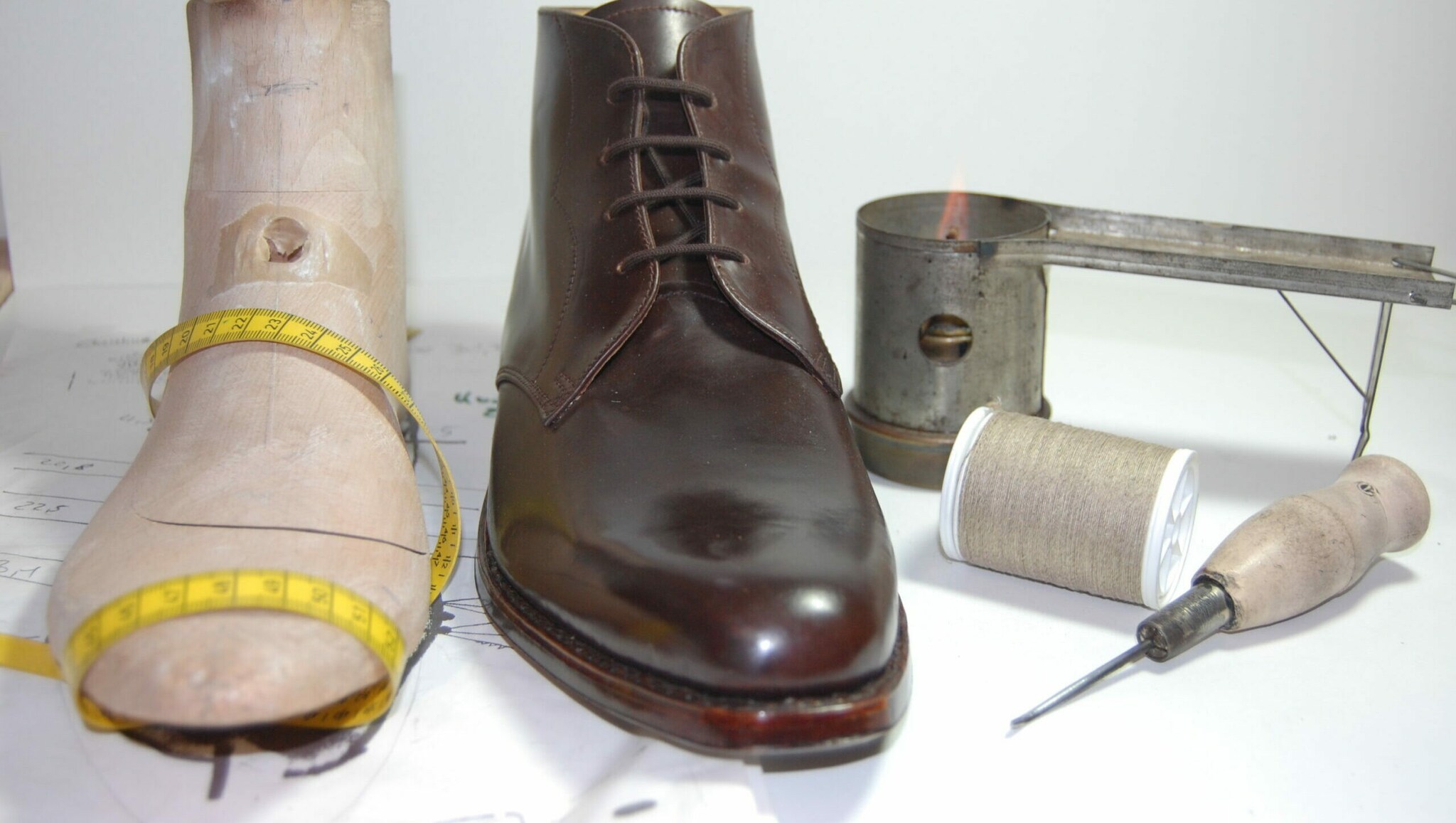 Maßgeschneiderter Schuh und Holzmodell aus der Schuhmanufaktur Wolff.