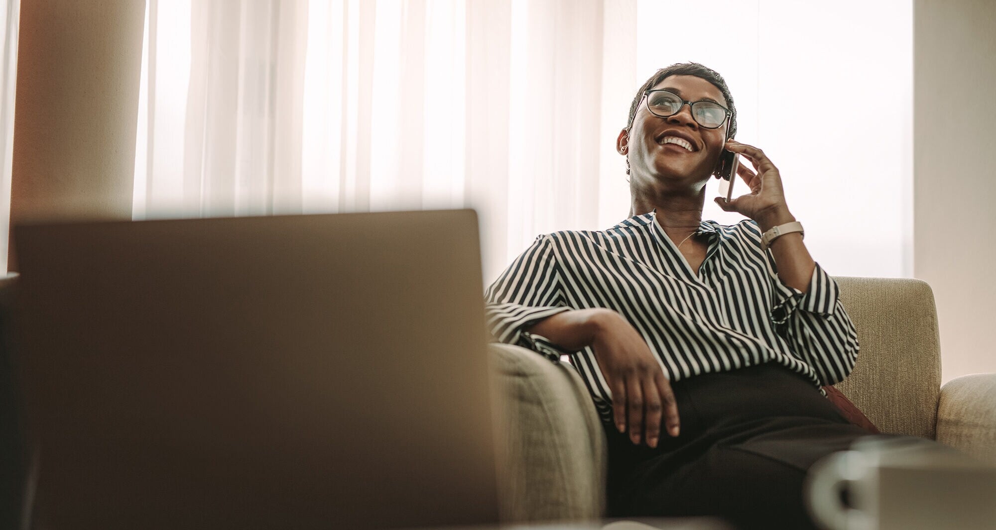 Businessfrau im Hotelzimmer, die ein geschäftliches Telefonat führt