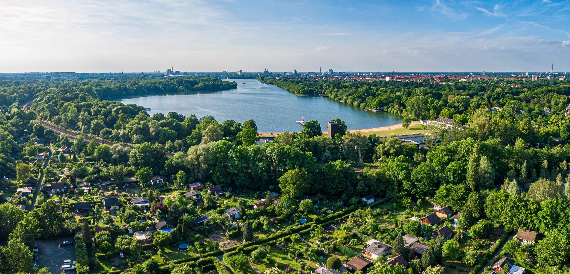Feierabend Frankfurt Eine Luftaufnahme des Maschsee in Hannover ist zu sehen.