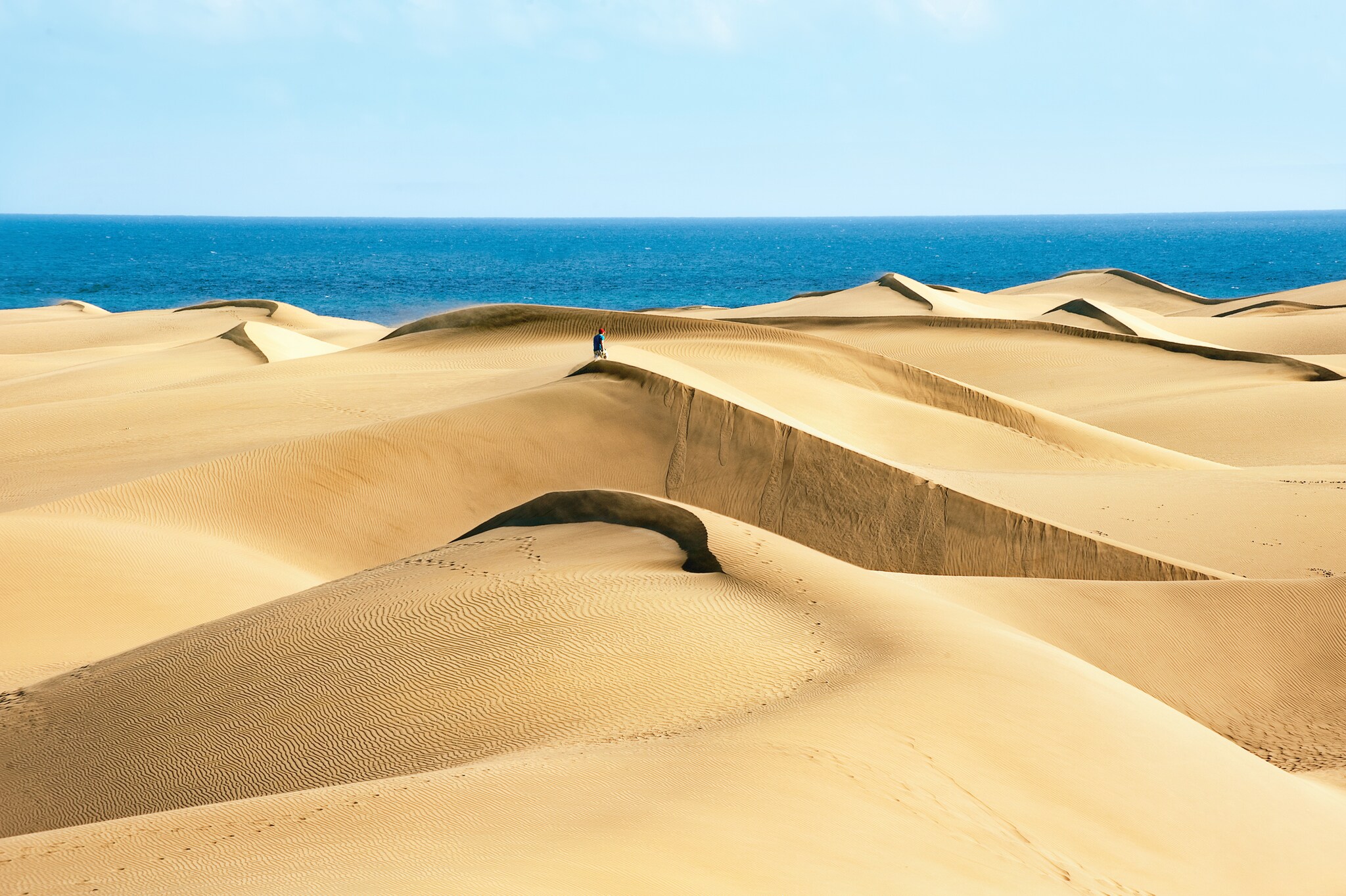 Sanddünen von Maspalomas auf Gran Canaria, dahinter das Meer