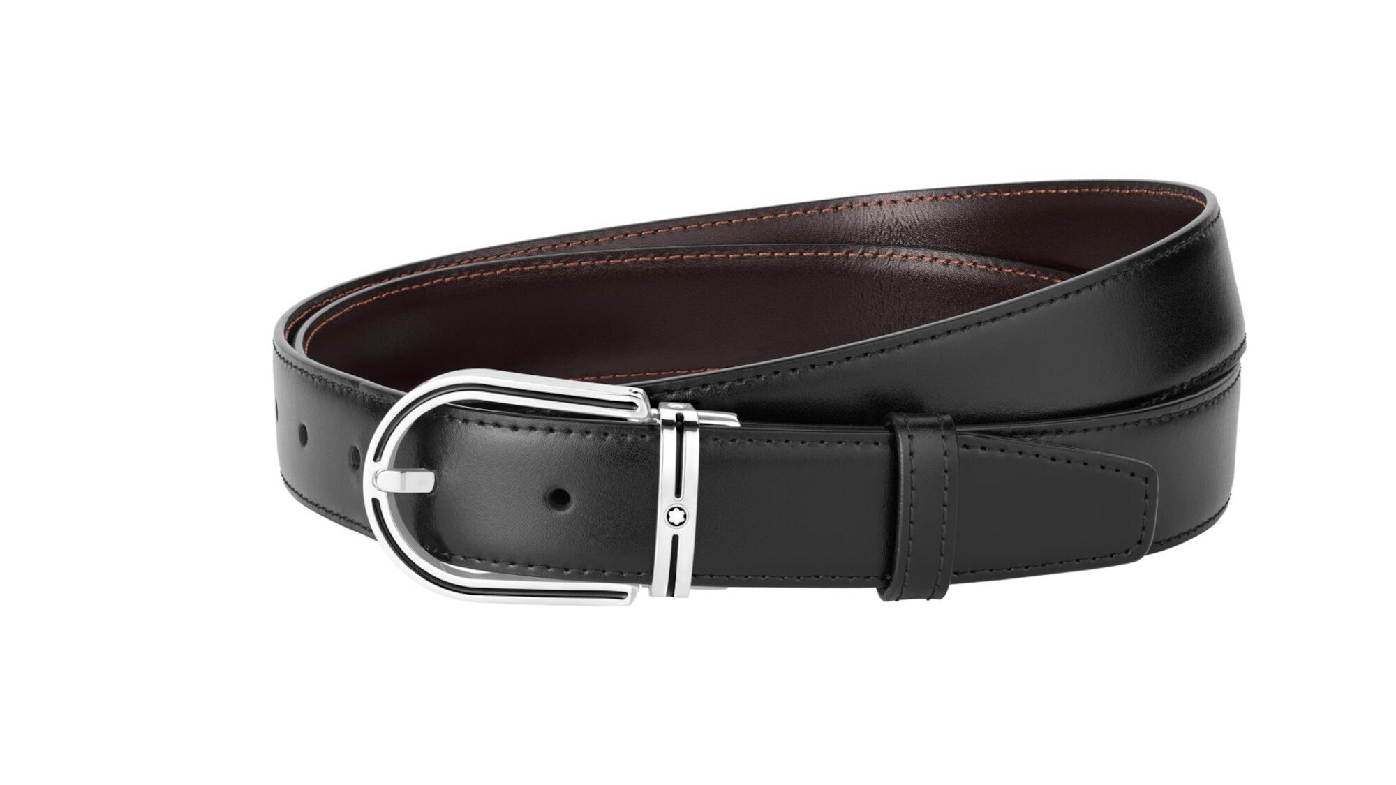 Ein schwarzer, gerollter Ledergürtel mit silberner Schnalle