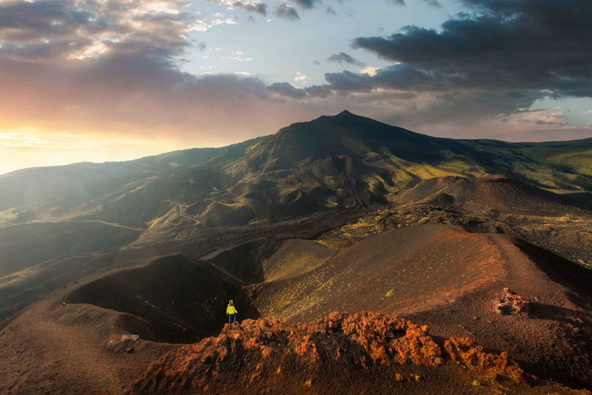 Blick von oben auf eine Person, die am Kraterrand steht. Blick von oben auf eine Person, die am Kraterrand steht.