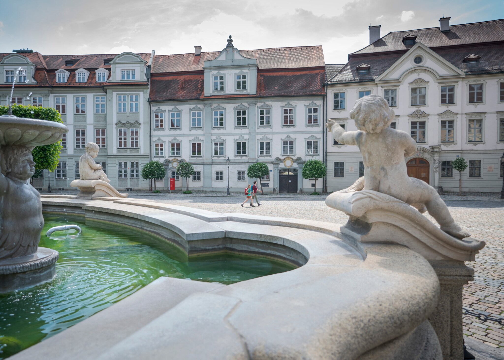 Zwei Wanderer in der Altstadt von Eichstätt.